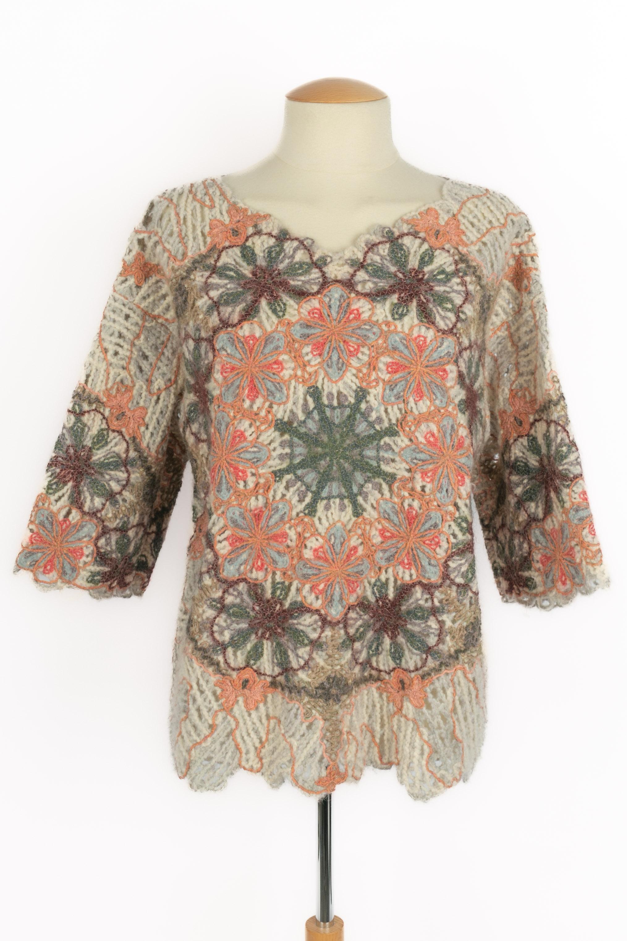 DIOR - Pullover mit halblangen Ärmeln, bestickt mit einem Blumenmuster. Keine Größenangabe, es passt eine 36FR/38FR. Eine Collection'S unter der künstlerischen Leitung von Maria Grazia Chiuri.

Bedingung:
Sehr guter