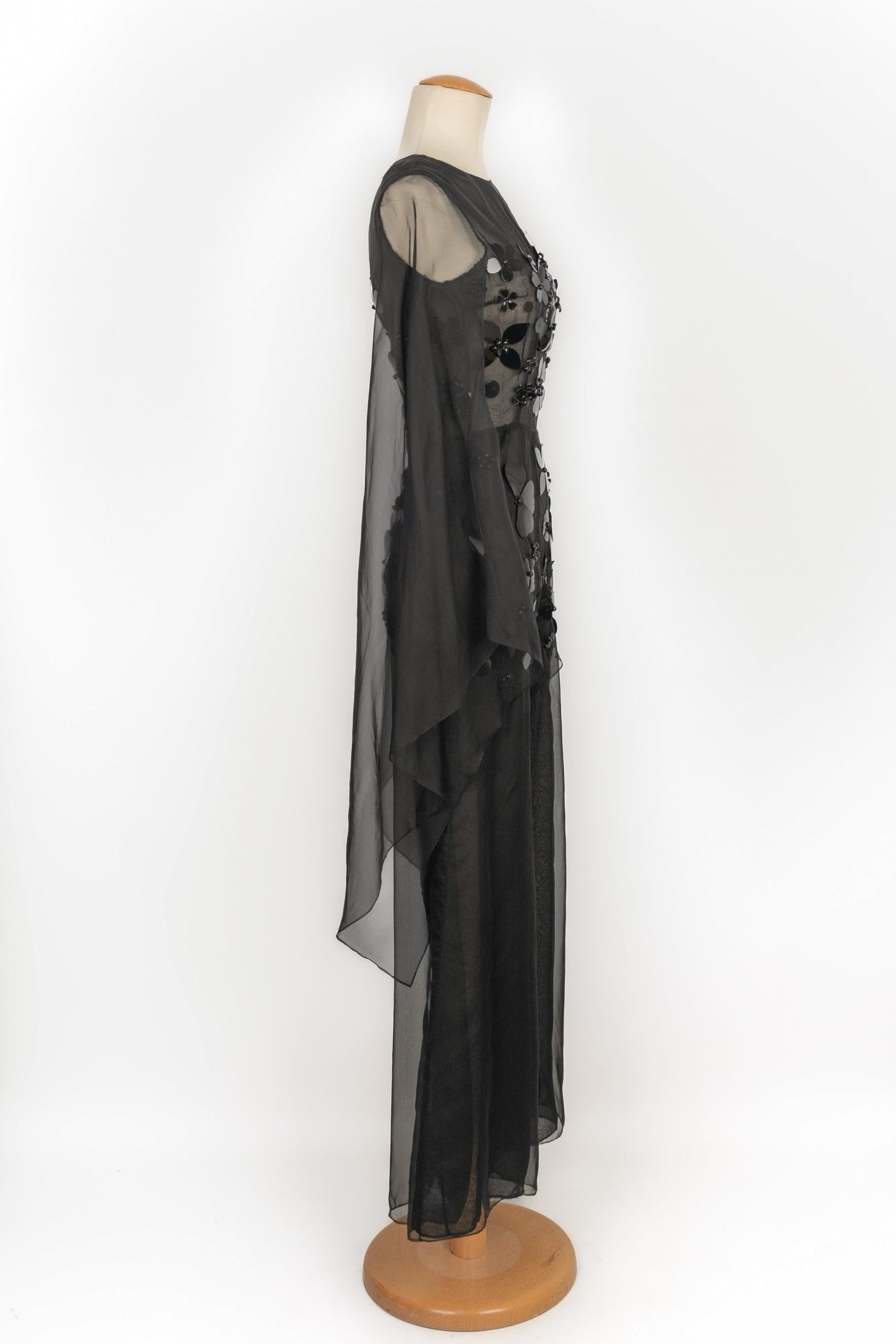 Dior - Black organza jumpsuit decorated with a black rhodoid flower pattern. No size indicated, it fits a 34FR/36FR. 1969 Spring-Summer Haute Couture Collection, exclusively designed for Mexico by Maria Pavignani.

Additional information:
Condition: