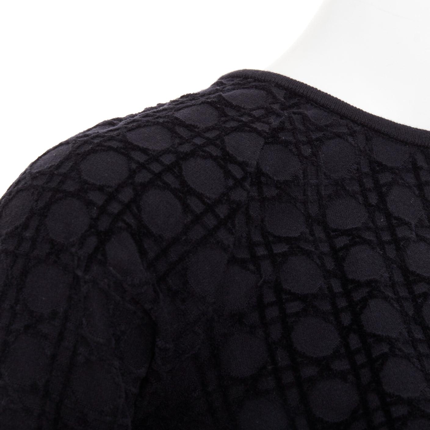 Christian Dior KIDS Diorissimo top in cotone stampato in velluto cannage nero 10Yrs XS
Riferimento: YIKK/A00282
Marchio: Dior
Collection'S: Bambini
Materiale: Cotone
Colore: nero
Modello: A scacchi
Chiusura: Pullover
Prodotto in: