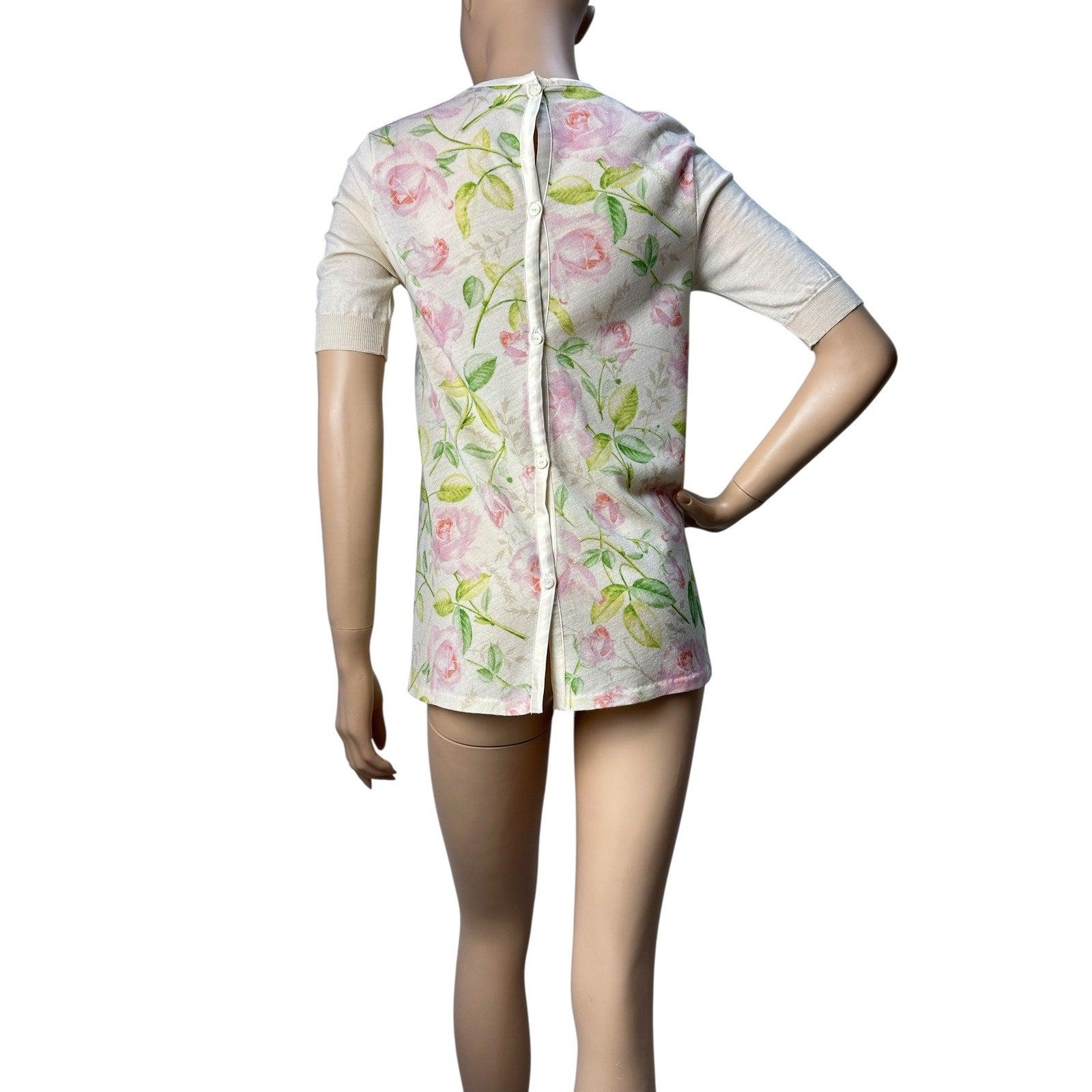 

Dieses leichte Strick-T-Shirt mit weichem Blumendruck in Pastelltönen verbindet Weiblichkeit mit Alltagstauglichkeit. Der asymmetrische Saum sorgt für einen modernen Twist, während das atmungsaktive Material den ganzen Tag über für Komfort sorgt.
