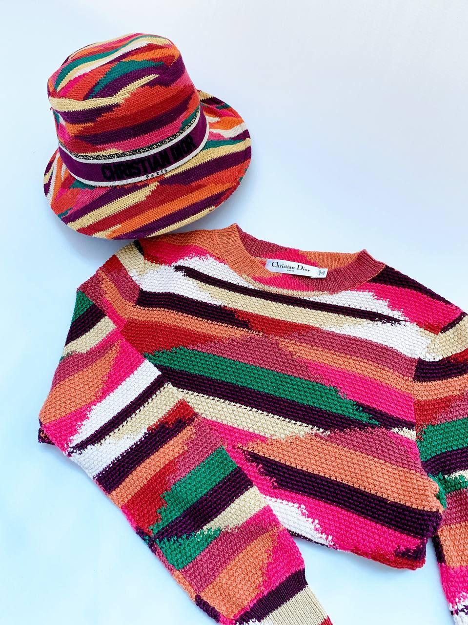 A matching set of Dior jumper and hat. Beautiful condition overall. Jumper size UK 8 (Shoulder 38 cm, Chest: 40 cm & Sleeves: 19 cm) overall still in excellent worn condition. Bucket hat diameter size is 57cm.