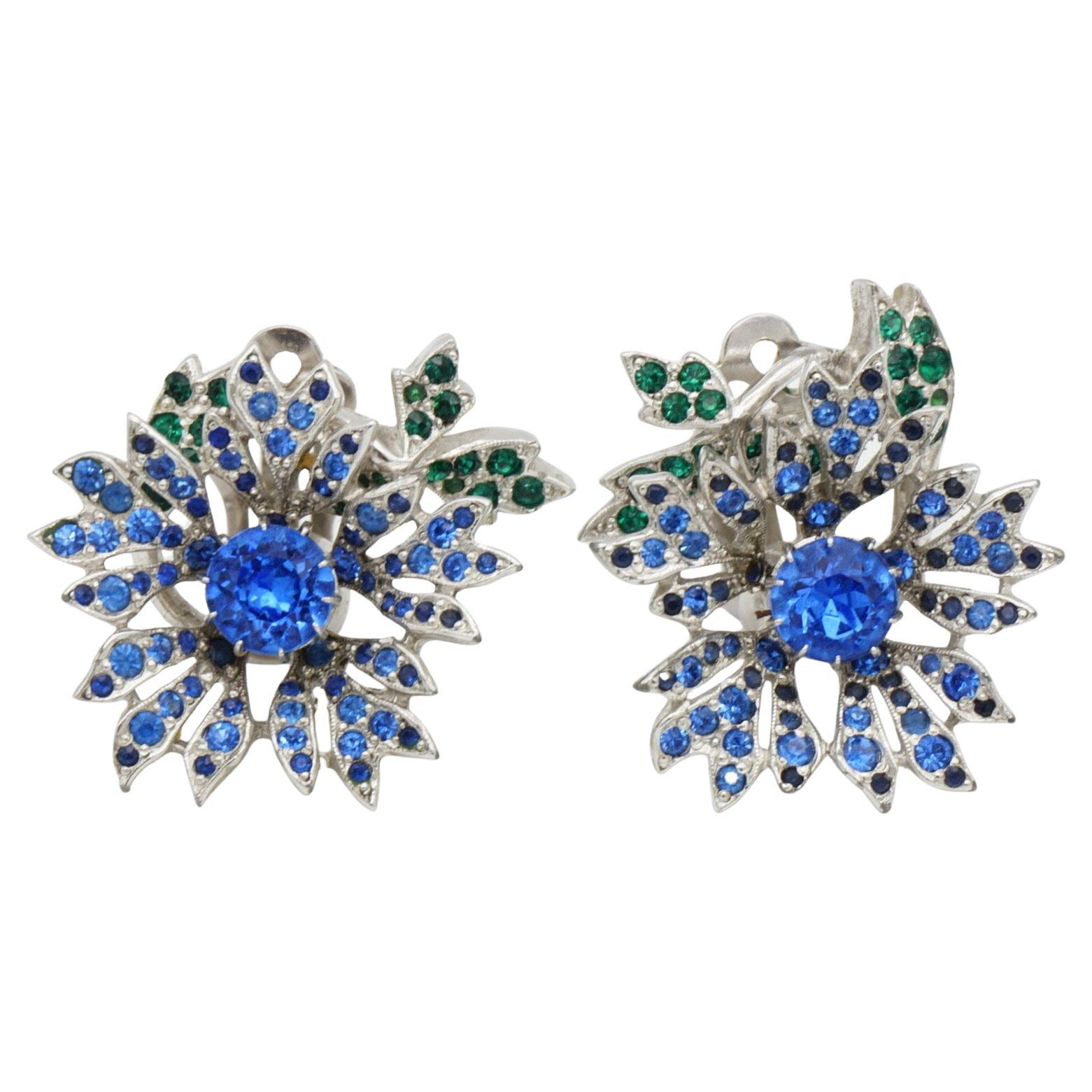 Christian Dior Kramer for Christian Dior 1950, orecchini a clip a forma di fiore con cristalli di zaffiro smeraldo blu navy & greene, tonalità argento

Ottime condizioni. Uno trema, l'altro non trema. Ancora molto bello da indossare. 100% autentico.