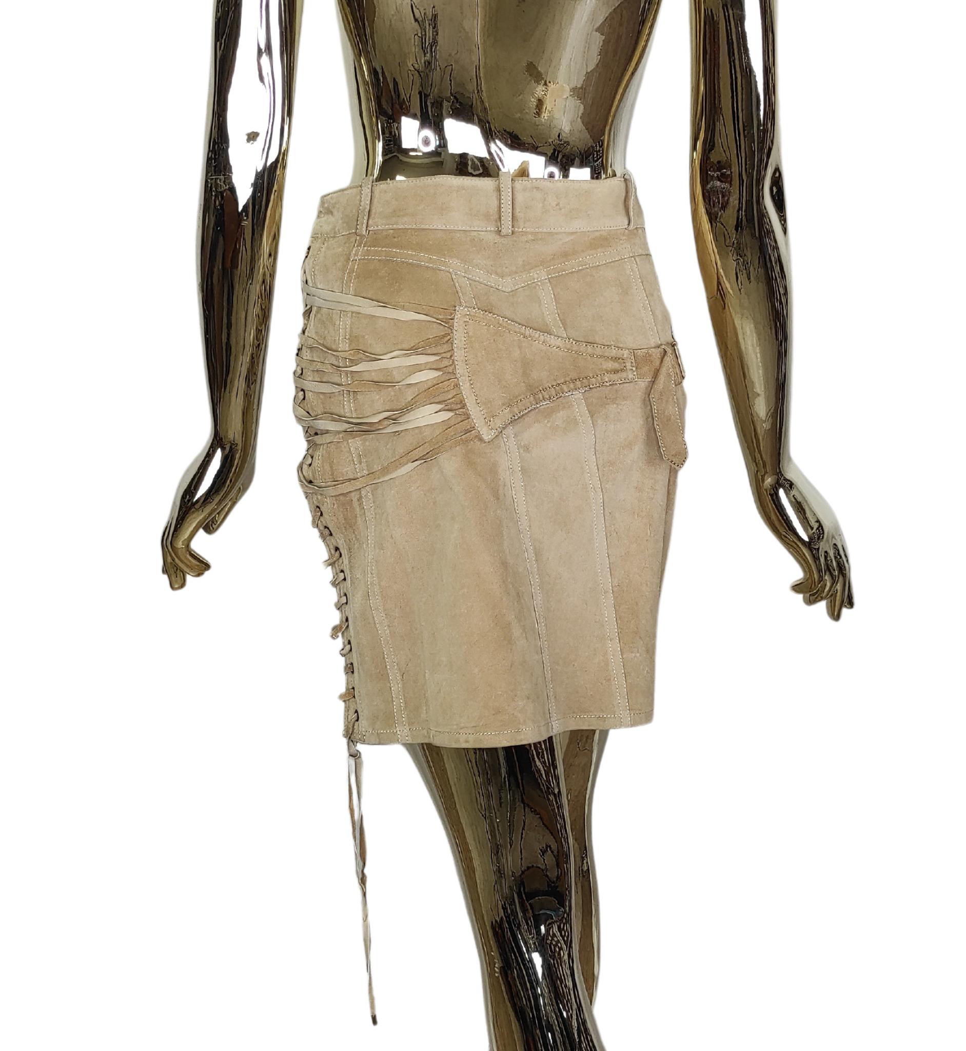 Christian Dior skirt by John Galliano
Tan suede
Adjustable side strap
Leather interior

Measurements
waist 76 cm - 30 in
hips 89 cm - 35 in
length 44.5 - 17.5

Great condition
Minor signs of age and use