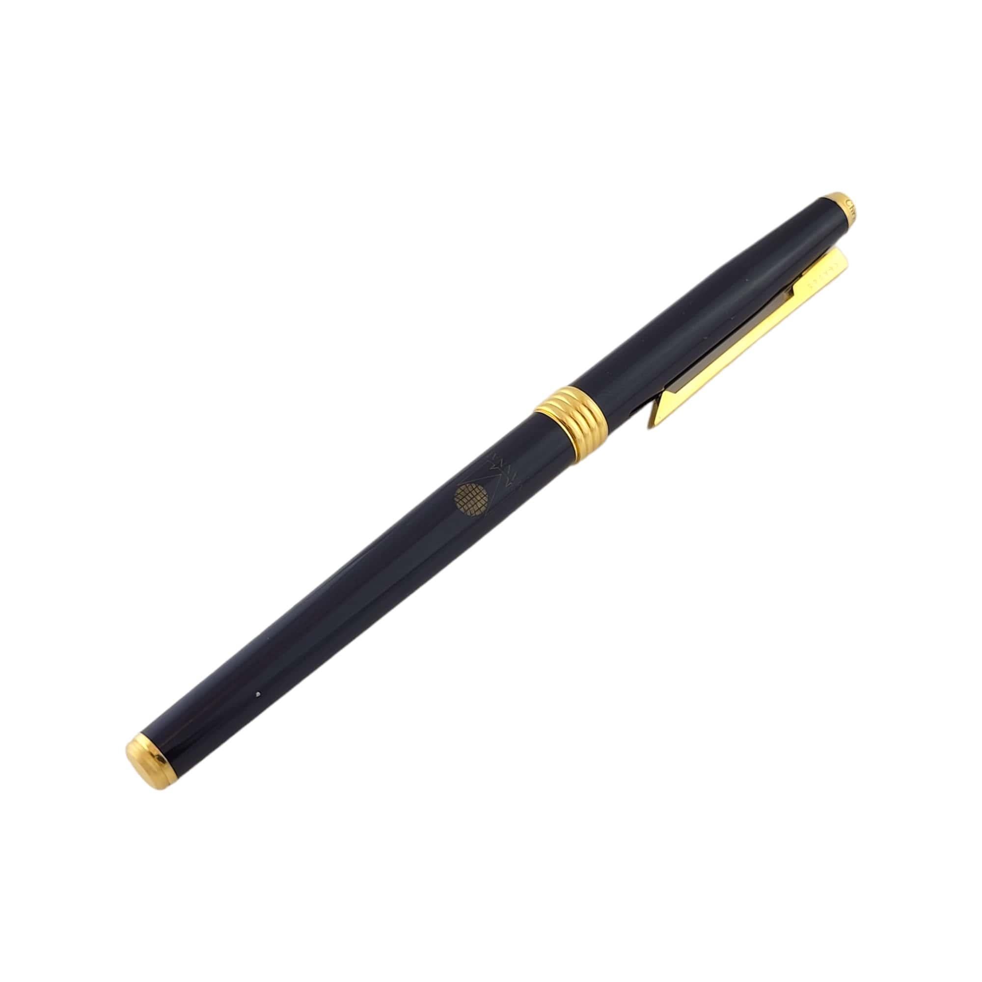Christian Dior Stylo Plume Laqué avec plume 14k

Un magnifique stylo plume réalisé par le designer Christian Dior. Le stylo porte le logo de la société Mannai, comme le montrent les photos. 

Longueur : 5 1/2