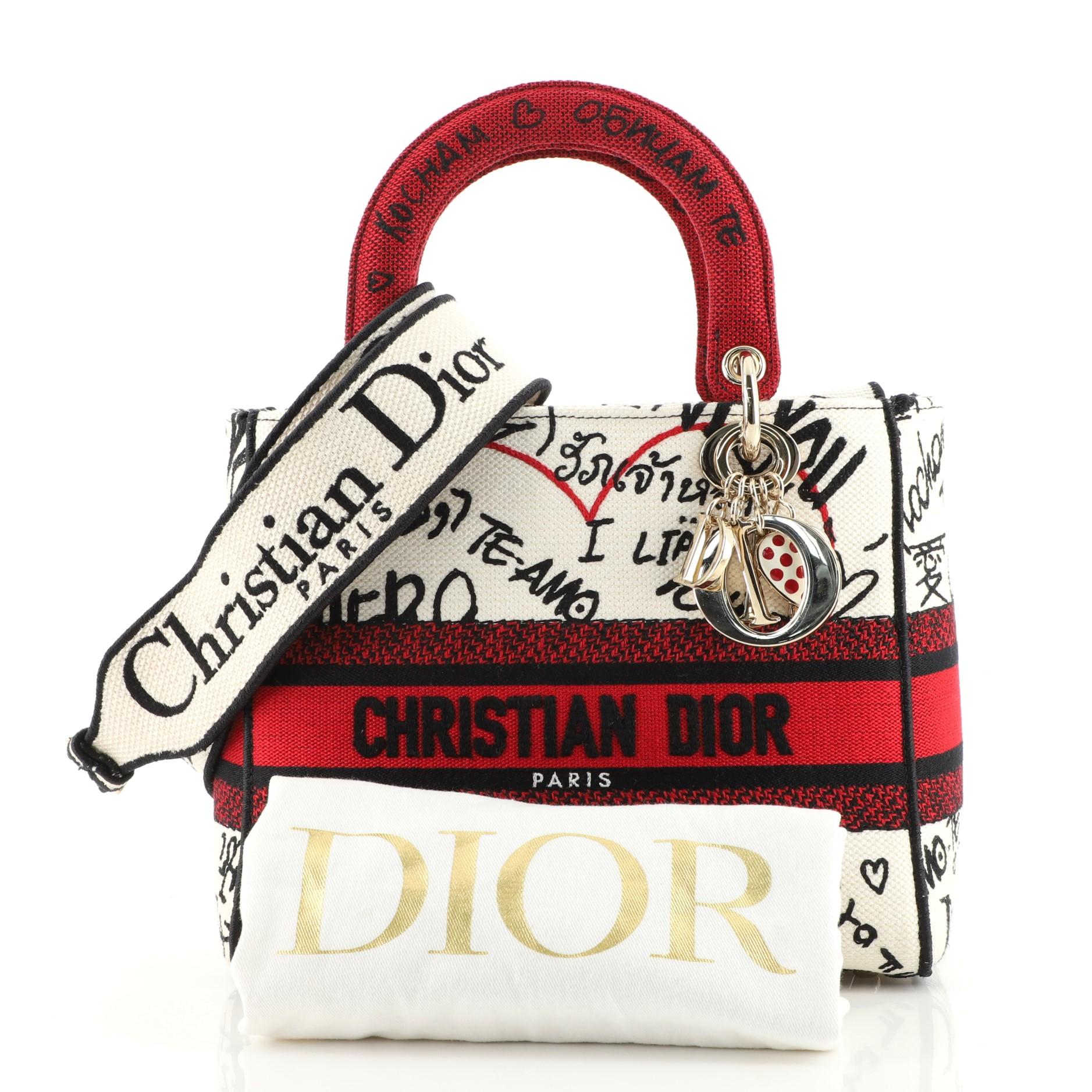 Condizioni: Ottimo. Leggera sgualcitura sull'esterno, graffi sull'hardware.
Accessori: Borsa antipolvere, con tracolla
Misure: Altezza 7,5