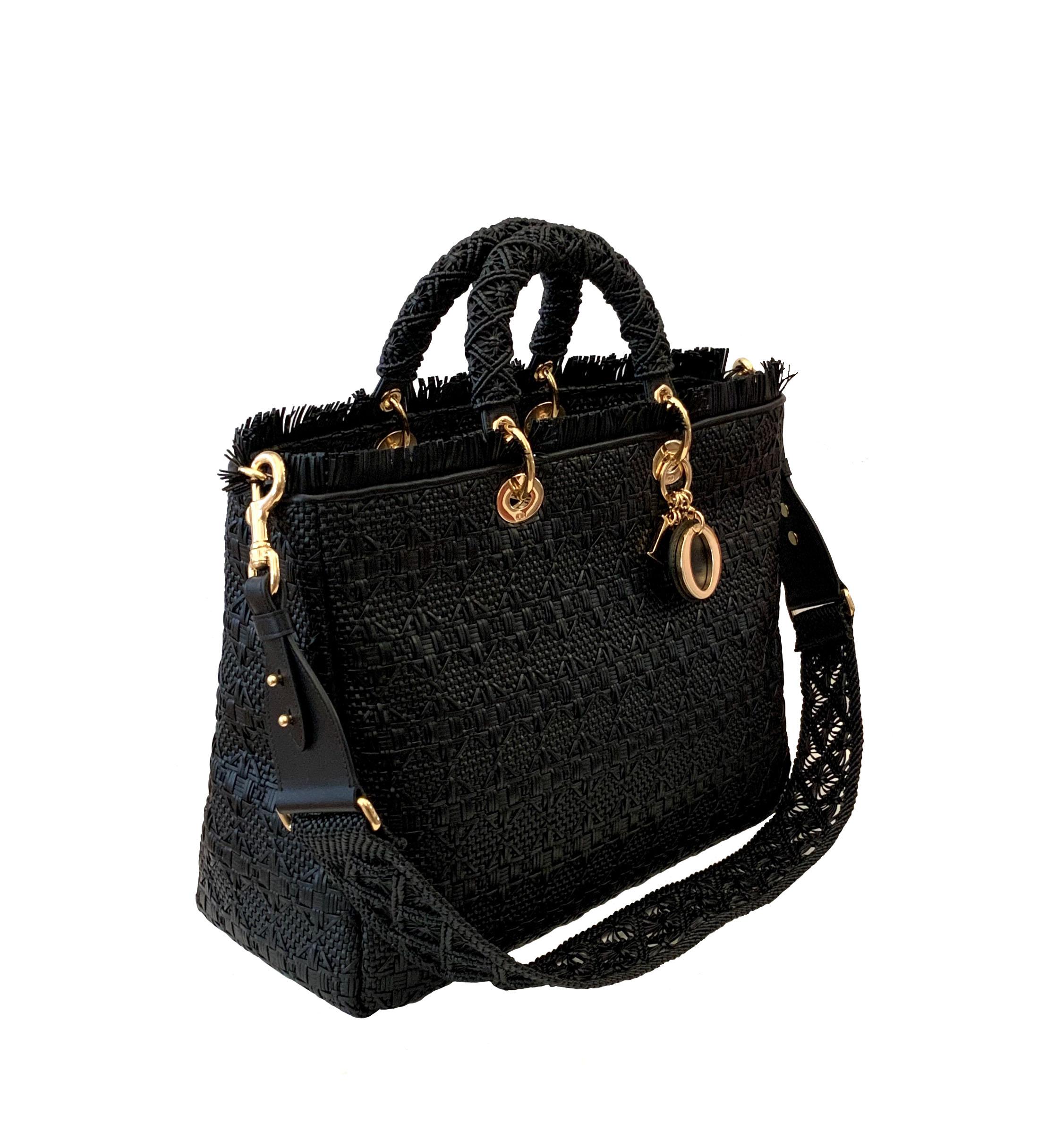 Sorprendente obra de arte de estilo Macramé en la Casa Dior para este bolso Lady Dior de Edición Limitada y Nueva con su bandolera.
Está confeccionado en tiras trenzadas de piel de cordero negra con un diseño acolchado en diagonal.
Se puede llevar