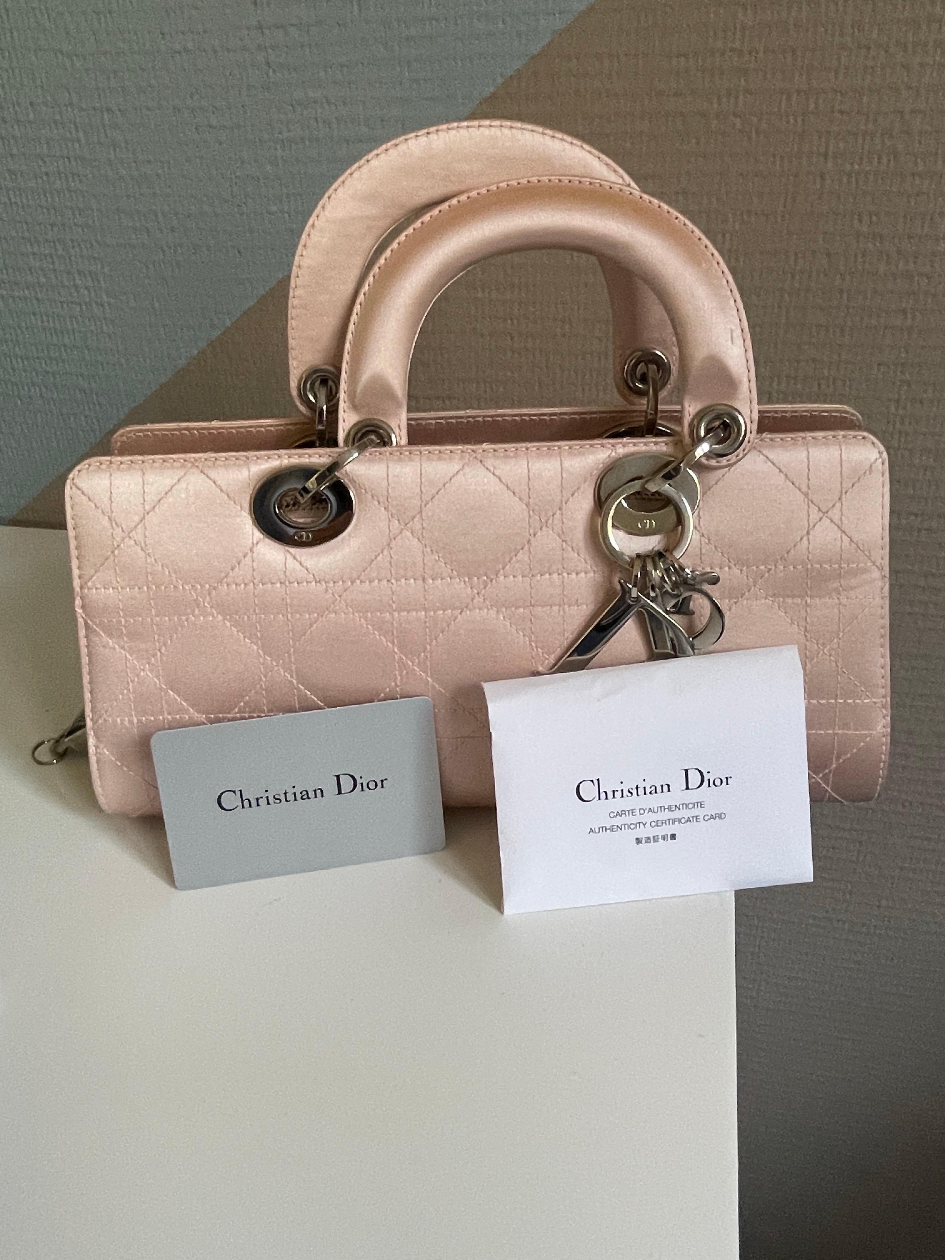 CHRISTIAN DIOR. Lady Dior east west édition limitée en satin de soie. Modèle rare et recherché. Hauteur 12 cm, largeur 26 cm. Très bon état avec seulement 2 petites rayures sur une poignée. Carte d'authenticité.