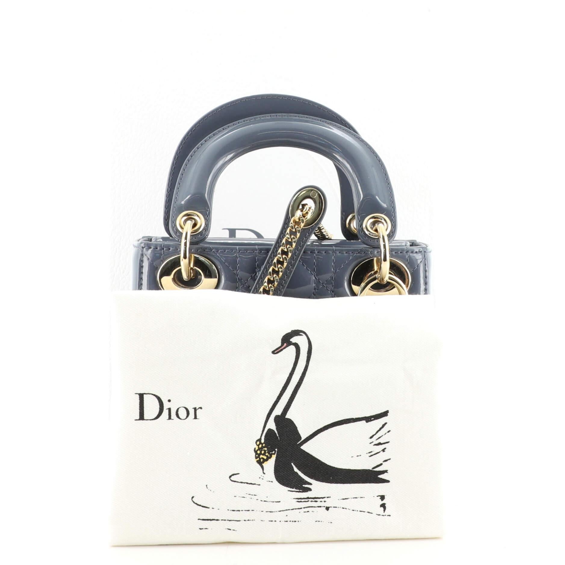 Condition: Good. Wear, scuffs, marks and moderate discoloration on exterior, handle and shoulder pad, minor cracking on flap edges. Marks and indentations underneath flap, scratches on hardware.
Accessories: Dust Bag, Box, With Strap
Measurements: