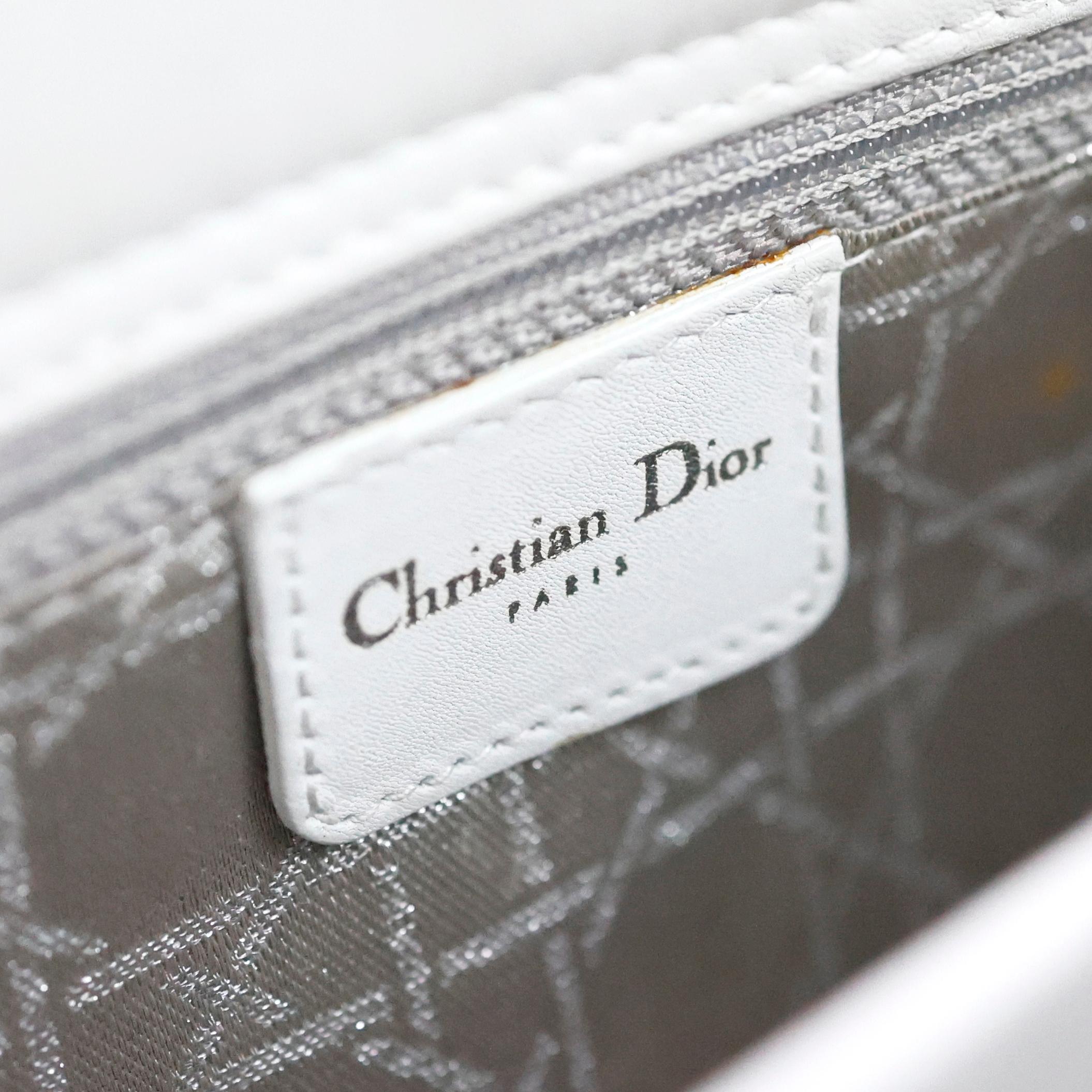 Christian Dior Lady Dior Joy aus weißem Nietenleder in Weiß im Angebot 6