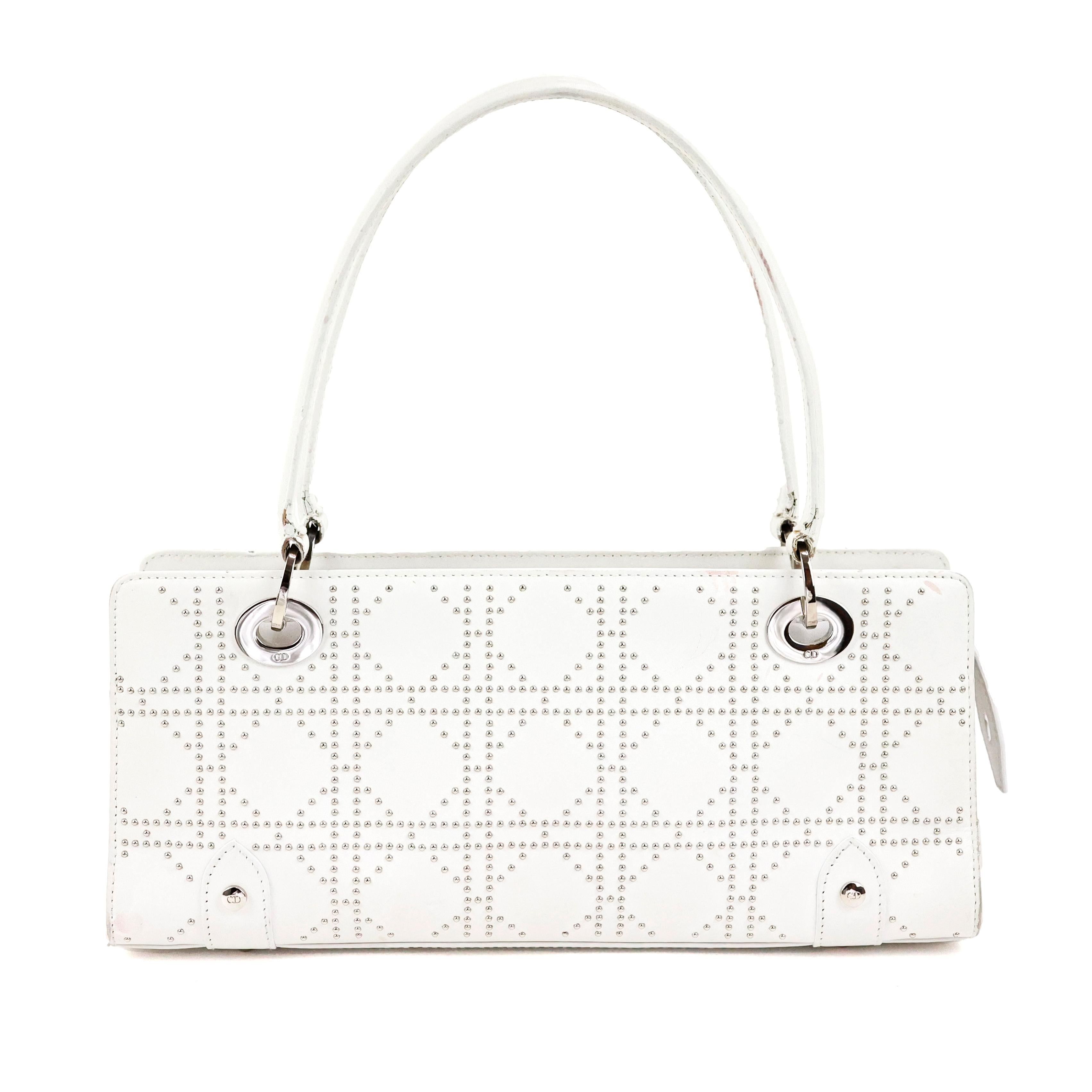Dior Lady Dior Joy in white studded calfskin leather, silver hardware.

Condition:
Good. To note: slight signs of wear on handles, some spots on the leather.

Measurements:
32cm x 14,5cm x 10cm