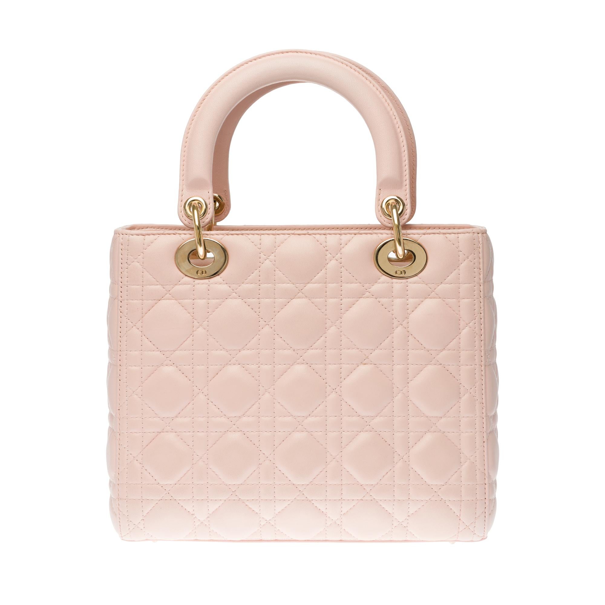 Very chic shoulder bag Dior Lady Dior medium model in pink cannage leather, gold-tone metal hardware, double handle in pink leather, removable shoulder strap handle in pink leather allowing a hand or shoulder support or shoulder strap.

It’s a zip
