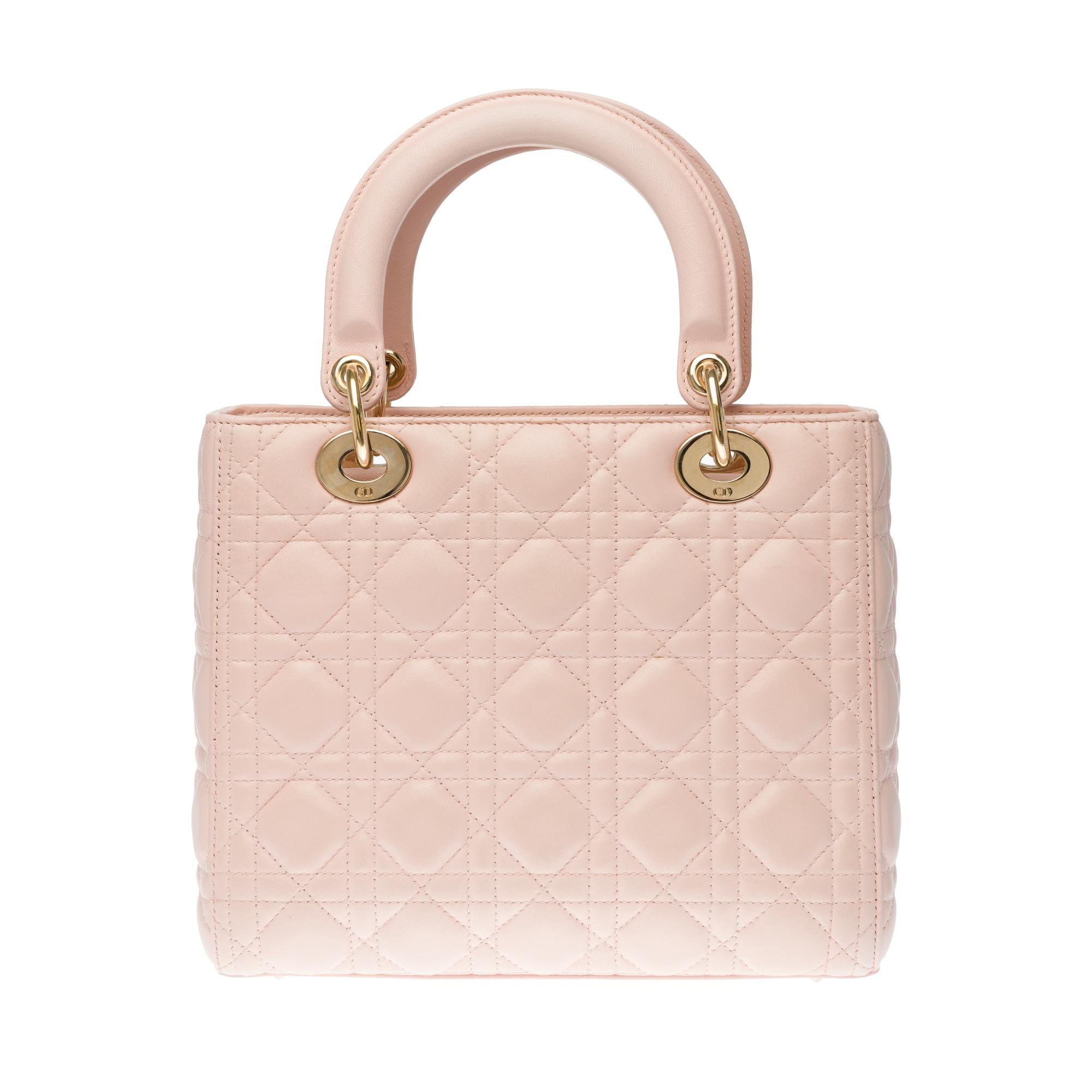 Sehr schicke Umhängetasche Dior Lady Dior mittleres Modell in rosa Cannage-Leder:: goldfarbene Metallbeschläge:: doppelter Griff in rosa Leder:: abnehmbarer Schulterriemen Griff in rosa Leder ermöglicht eine Hand oder Schulter Unterstützung oder