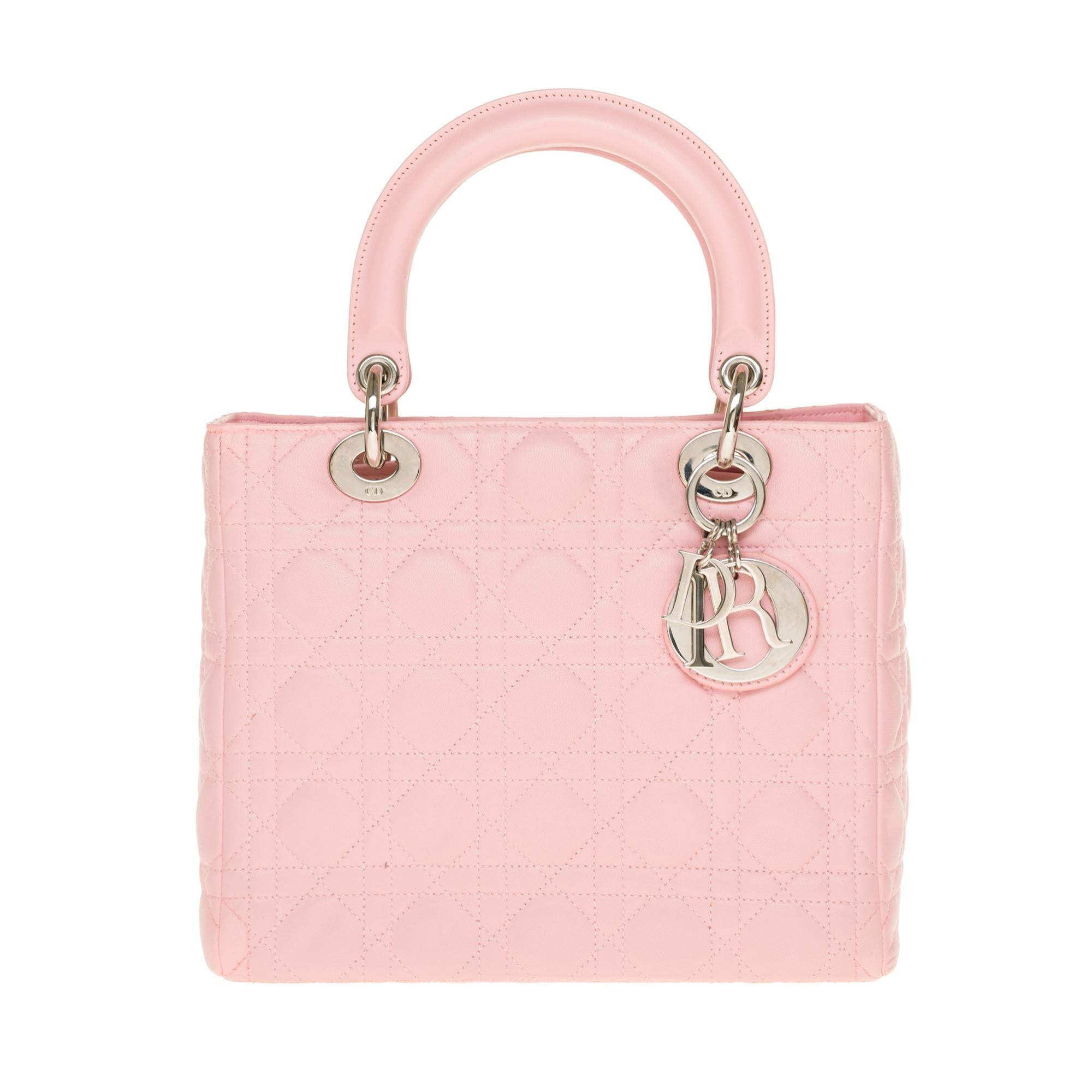 Very chic shoulder bag Dior Lady Dior medium model in pink bubblegum cannage leather, silver metal hardware, double handle in pink leather, removable shoulder strap handle in pink leather allowing a hand or shoulder support or shoulder strap.

It’s