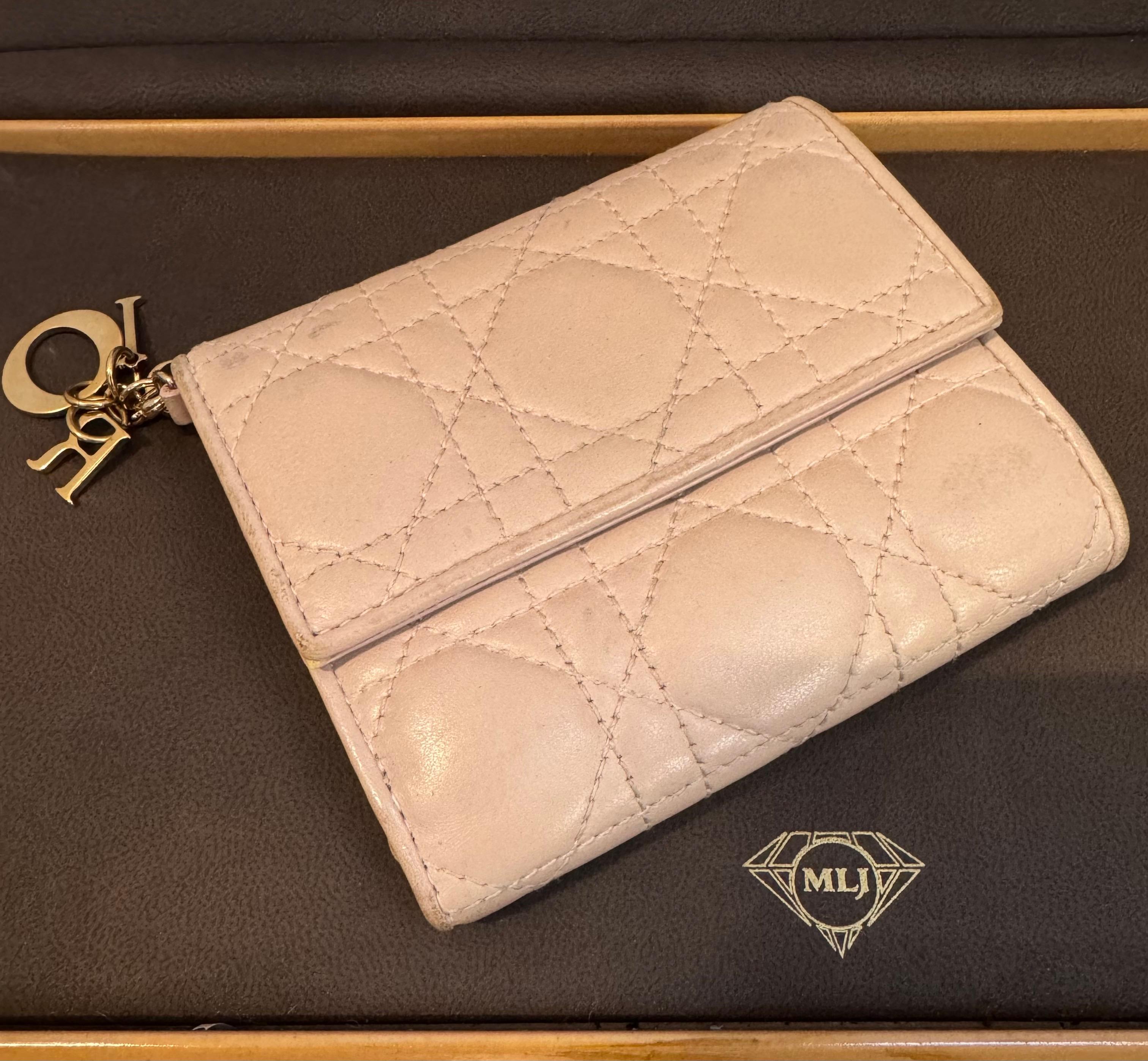 Christian Dior lady Dior Mini wallet, Cream / Beige In Excellent Condition For Sale In New York, NY