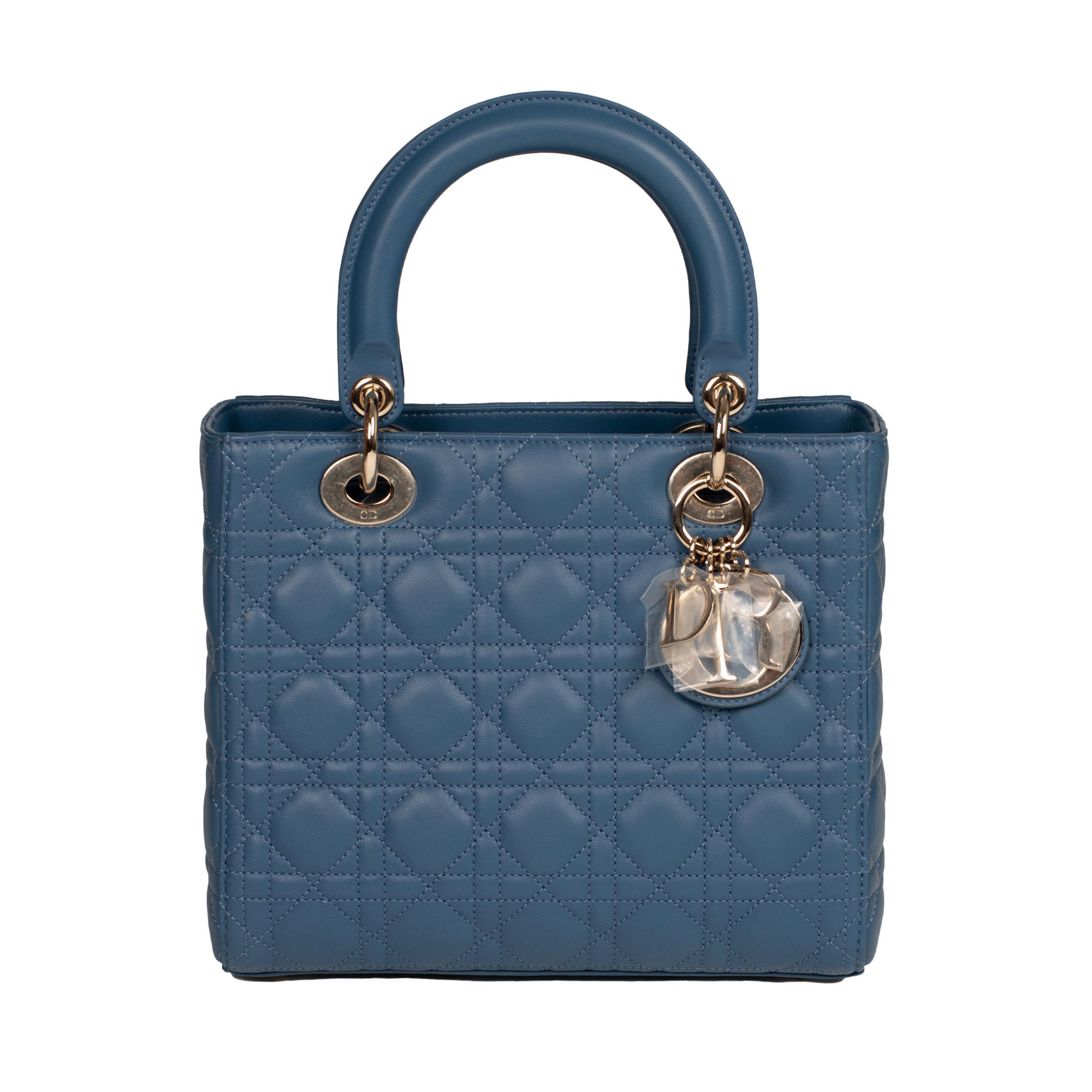 The very Classy shoulder bag Dior Lady Dior medium model in blue cannage leather, silver metal trim, double handle in blue leather, removable shoulder strap handle in blue leather allowing a hand or shoulder support or shoulder strap.

It’s a zip
