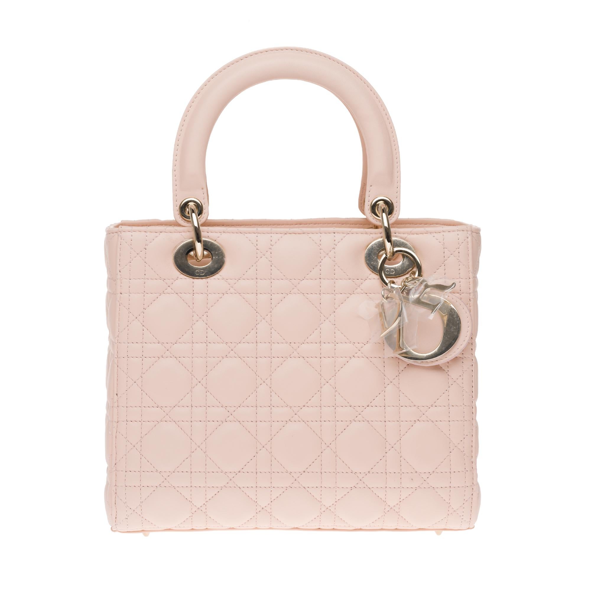 The very Classy shoulder bag Dior Lady Dior medium model in pink cannage leather, silver metal trim, double handle in pink leather, removable shoulder strap handle in pink leather allowing a hand or shoulder support or shoulder strap.

It’s a zip