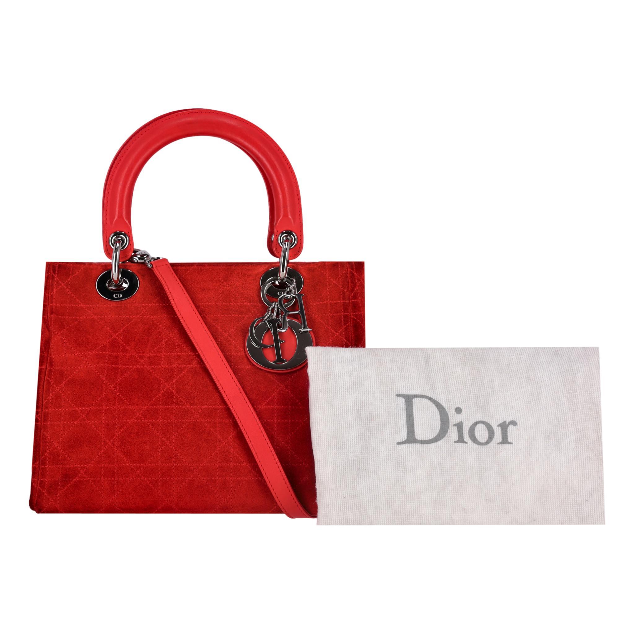 We Adore - Christian Dior Lady Dior Stitched Cannage Suede Medium Bag

Sac à main rouge conçu avec la couture cannage matelassée emblématique de la marque.

Fermoir argenté et charme 