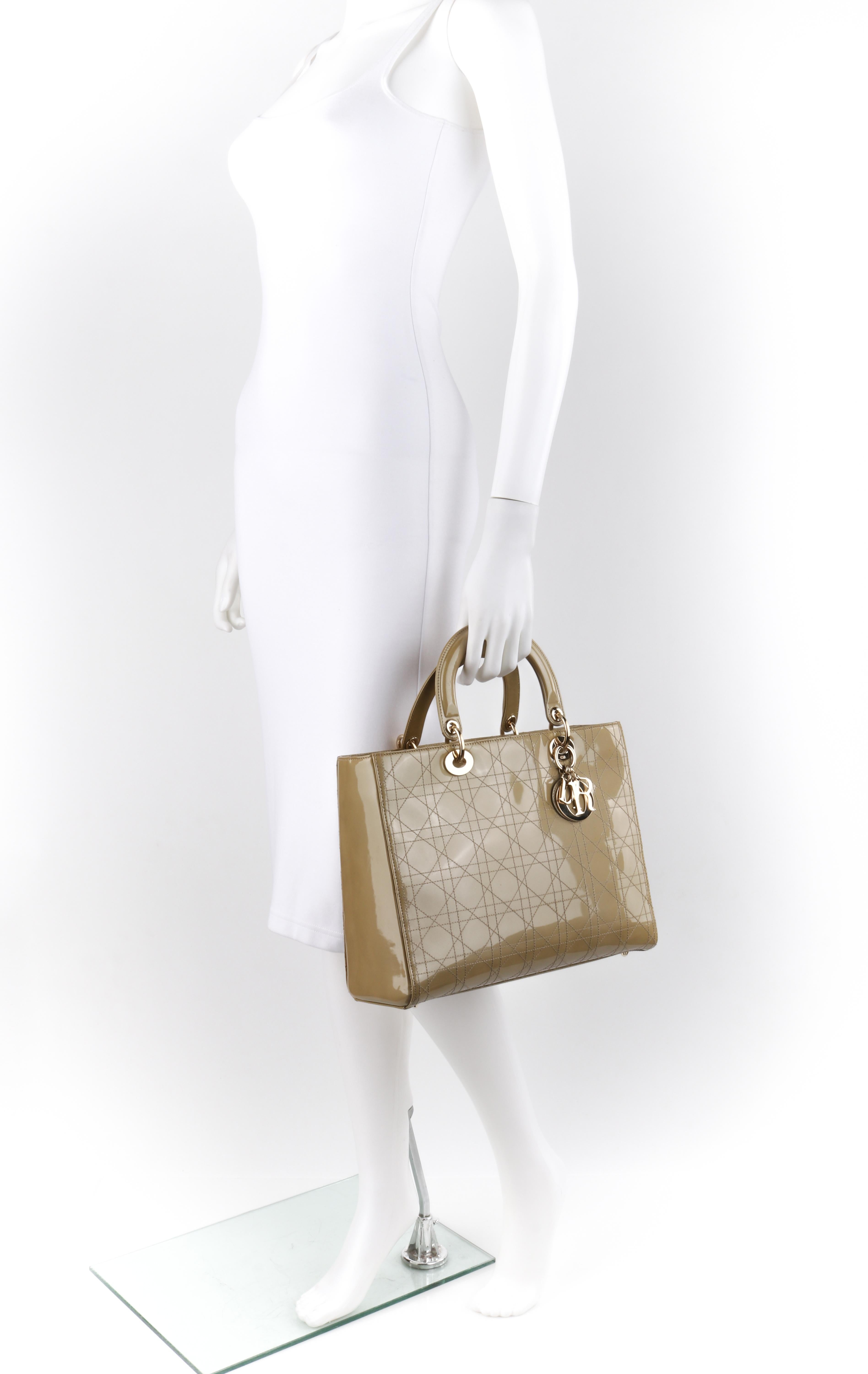 Beige CHRISTIAN DIOR Sac à main « Lady » en cuir verni beige et sable avec bandoulière