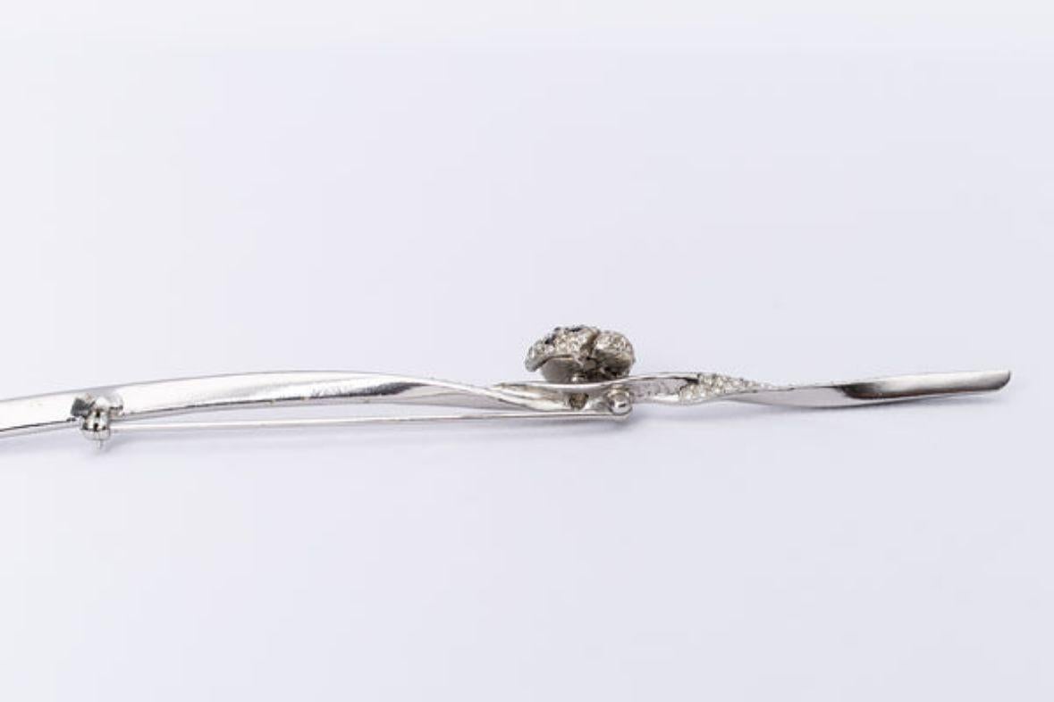 Christian Dior - Broche en métal argenté pavée de strass noirs et de cristaux, ornée d'une coccinelle aux ailes mobiles.

Informations complémentaires :
Dimensions : 17 cm x 1,5 cm (6,69 in x 0,59 in) : 17cm x 1.5 cm (6.69 in x 0.59 in)
Condit :