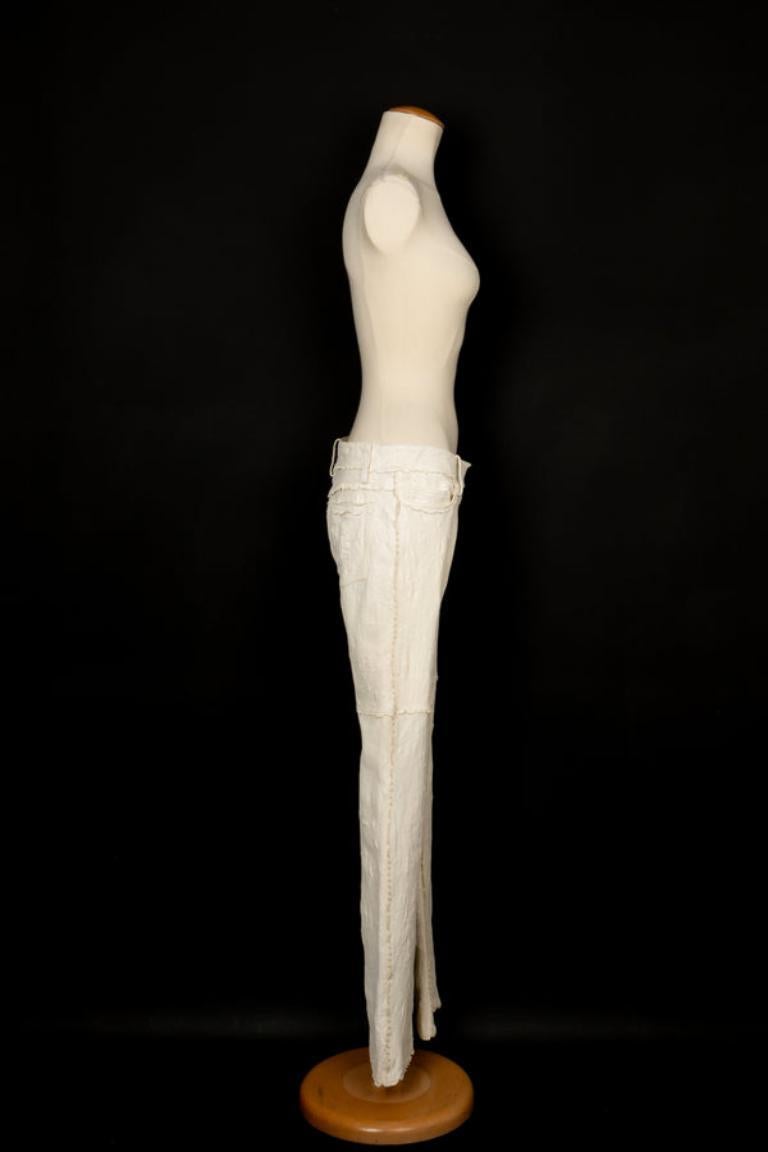 Dior - (Fabriqué en France) Pantalon en cuir d'agneau avec un effet froissé et une doublure en soie. Taille 38FR.

Informations complémentaires : 
Condit : Bon état
Dimensions : Taille : 39 cm - Hanches : 44 cm - Longueur : 100 cm

Référence du