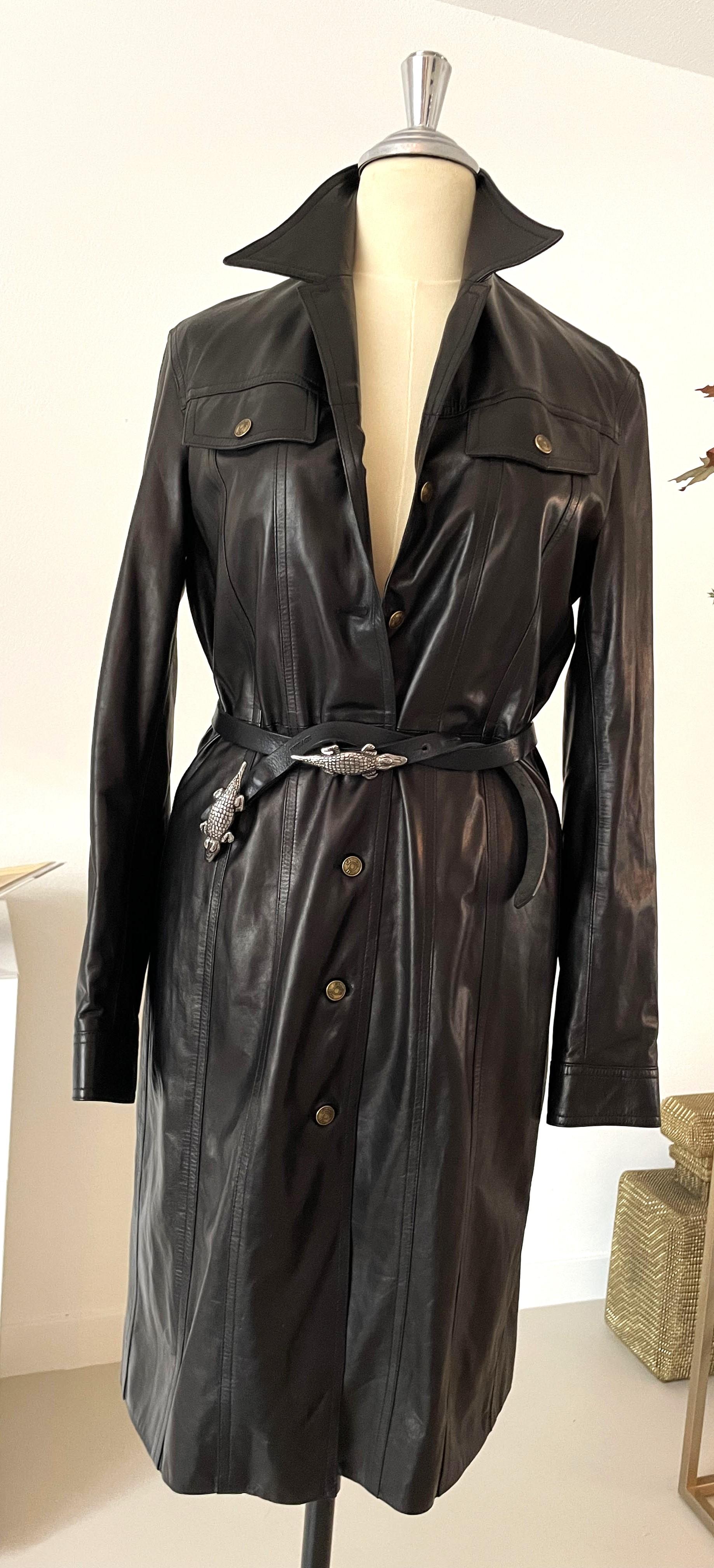 Dieser außergewöhnliche, erstklassige und exzellente schwarze Lammledermantel von Christian Dior aus der Vintage-Ära der 90er Jahre ist ein sehr begehrtes und stilvolles Modeobjekt. Mit einem schönen Gürtel kann man es sogar als Kleid tragen!

Ein