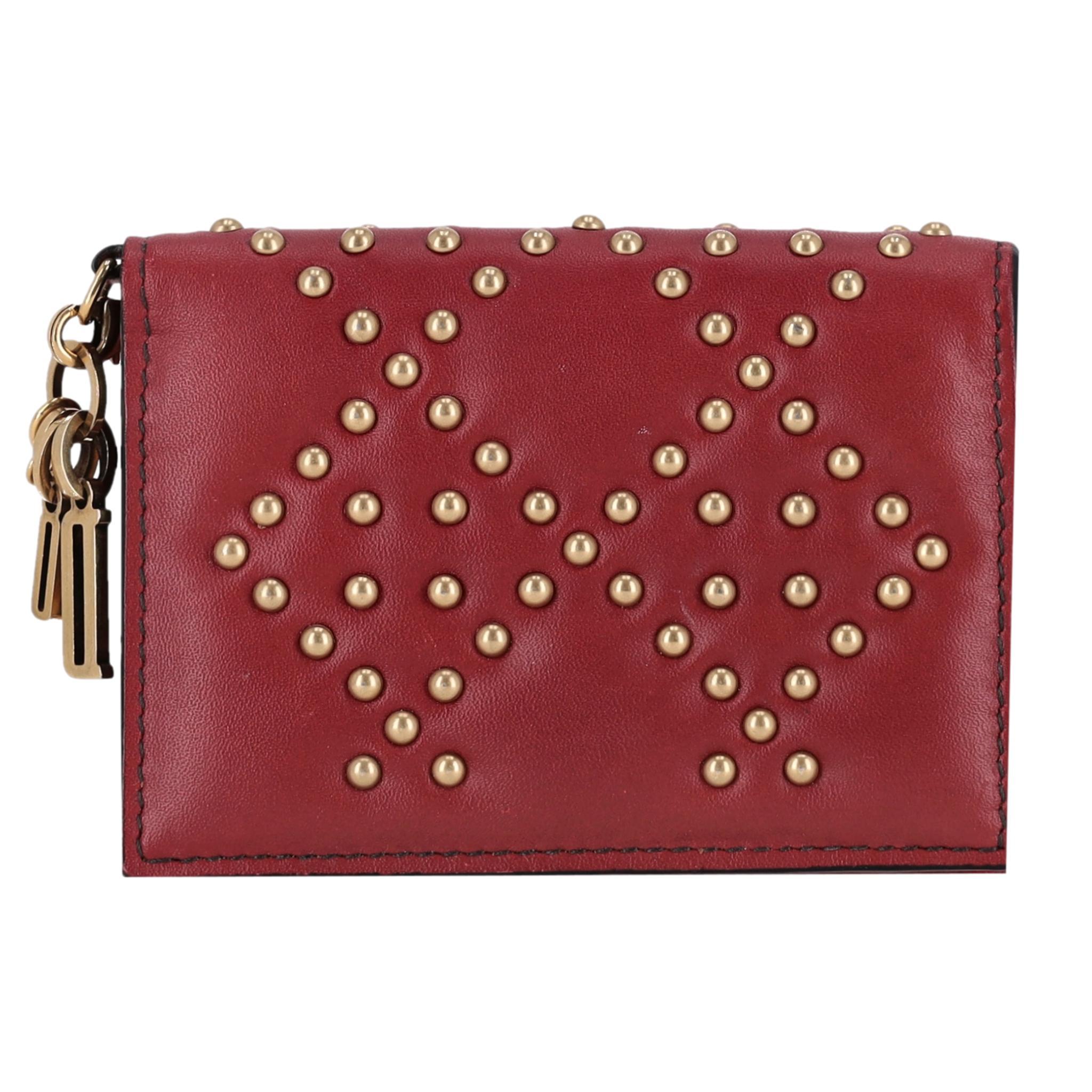Portacarte con borchie Lady Dior in pelle di agnello con charm 'Dior'

Portacarte/monete in pelle rossa con borchie dorate e charm 