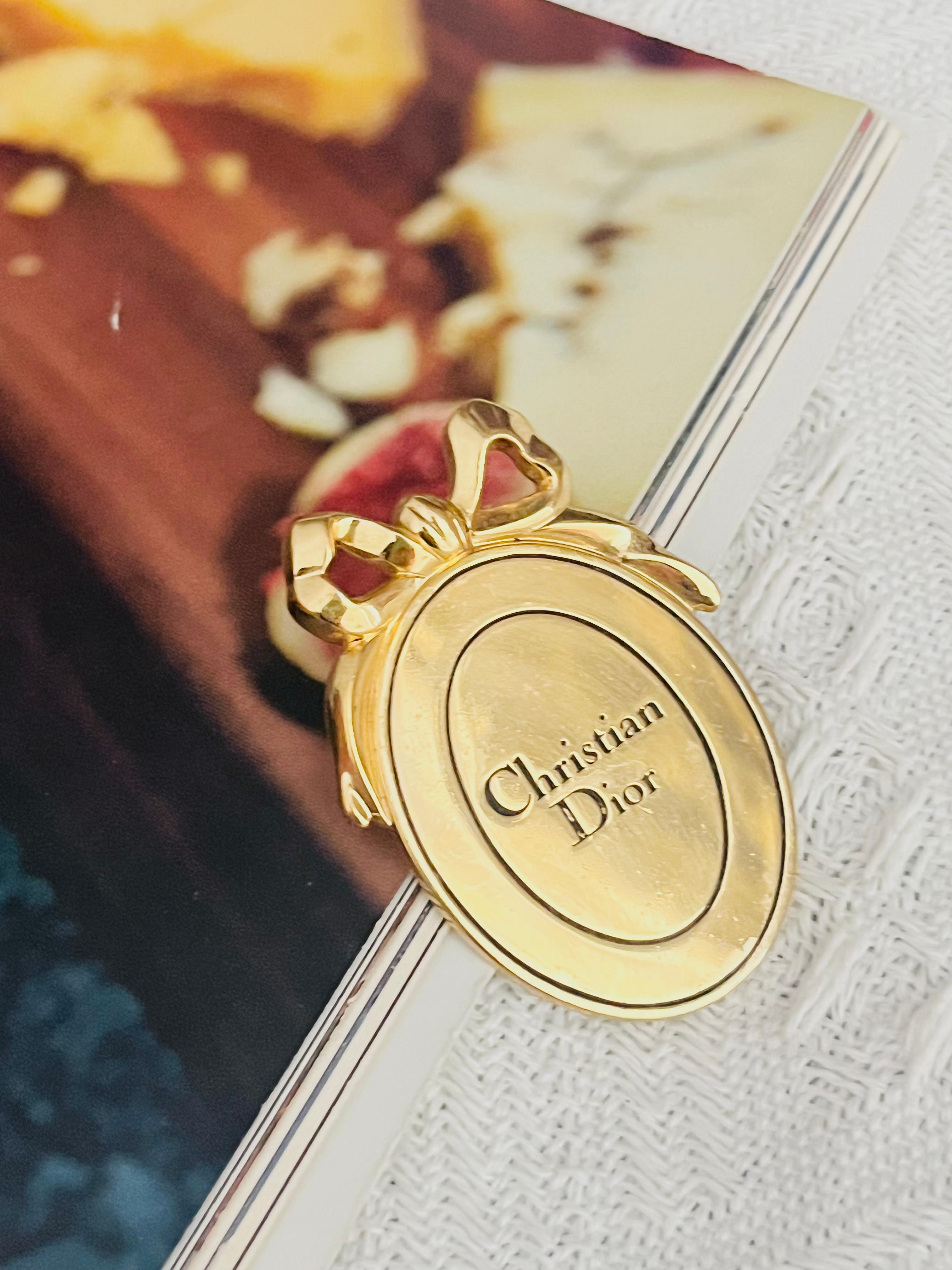 CHRISTIAN DIOR Großes Schwarzes Logo Oval Anhänger Schleife Abzeichen Gold Pin Brosche (Art déco) im Angebot
