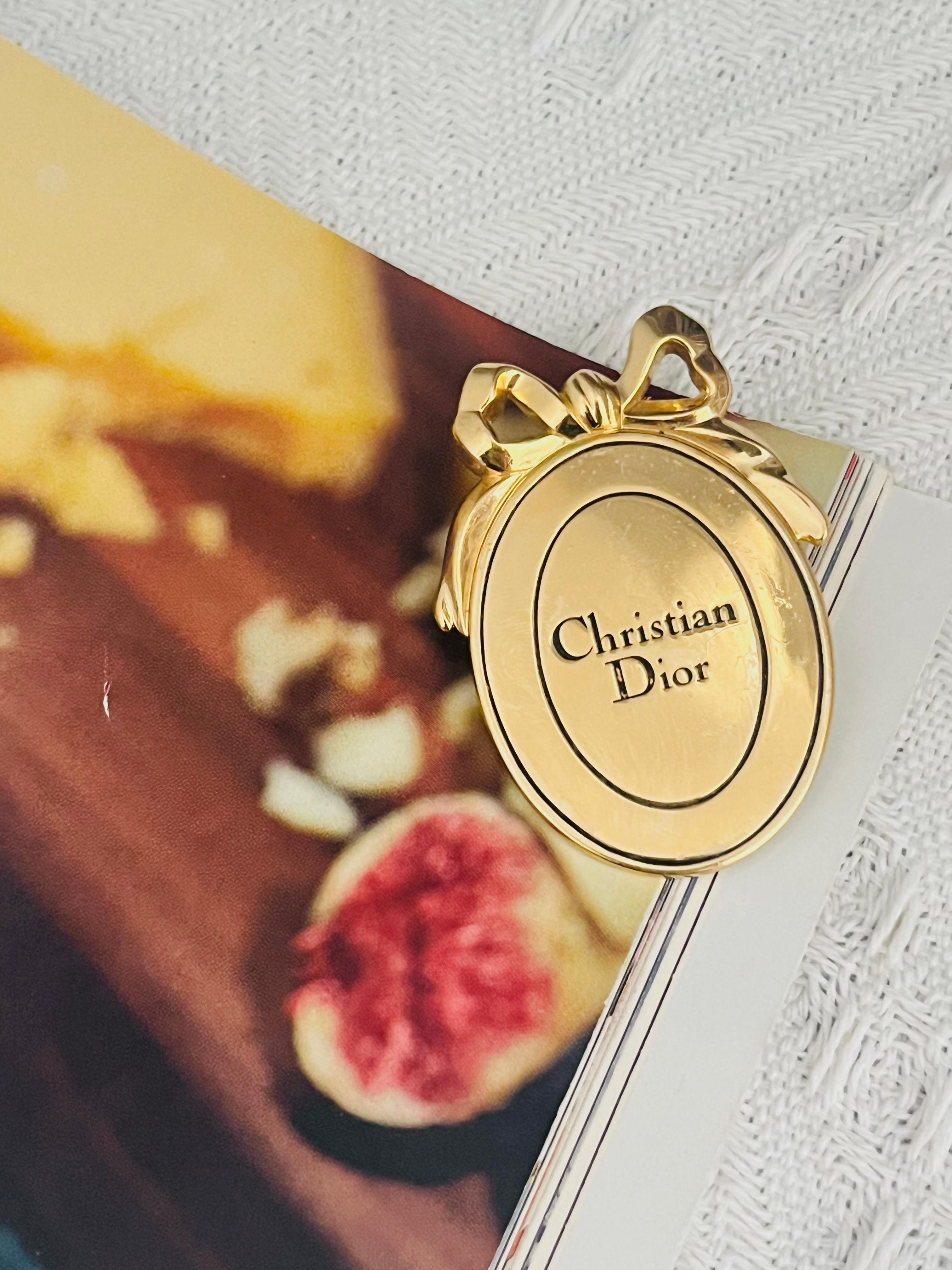 CHRISTIAN DIOR Großes Schwarzes Logo Oval Anhänger Schleife Abzeichen Gold Pin Brosche im Zustand „Gut“ im Angebot in Wokingham, England