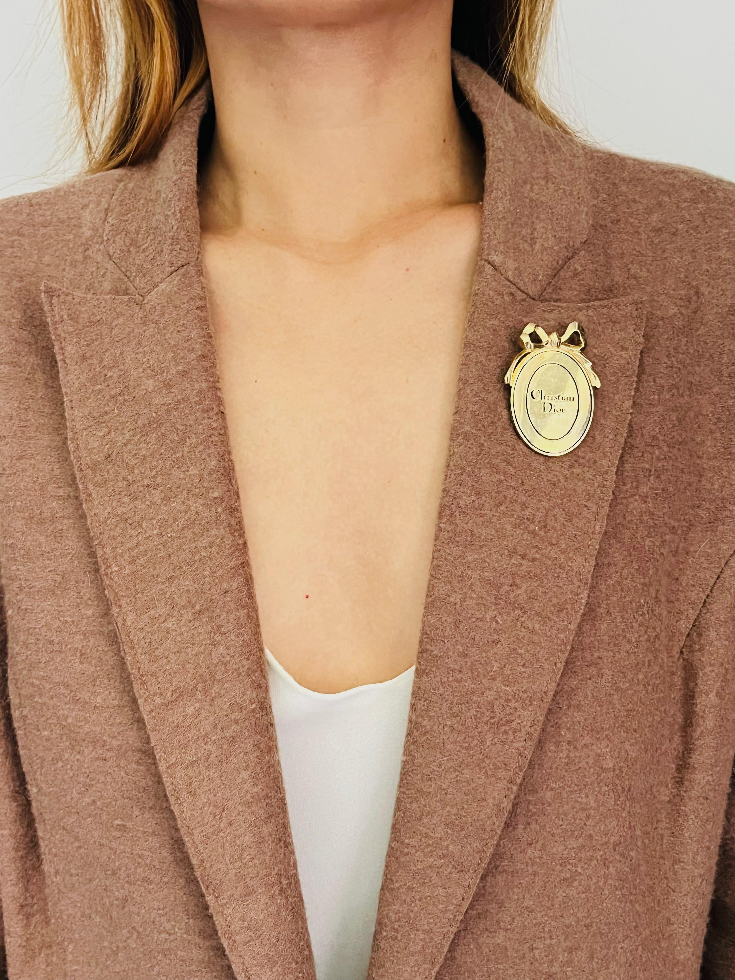 CHRISTIAN DIOR Großes Schwarzes Logo Oval Anhänger Schleife Abzeichen Gold Pin Brosche für Damen oder Herren im Angebot