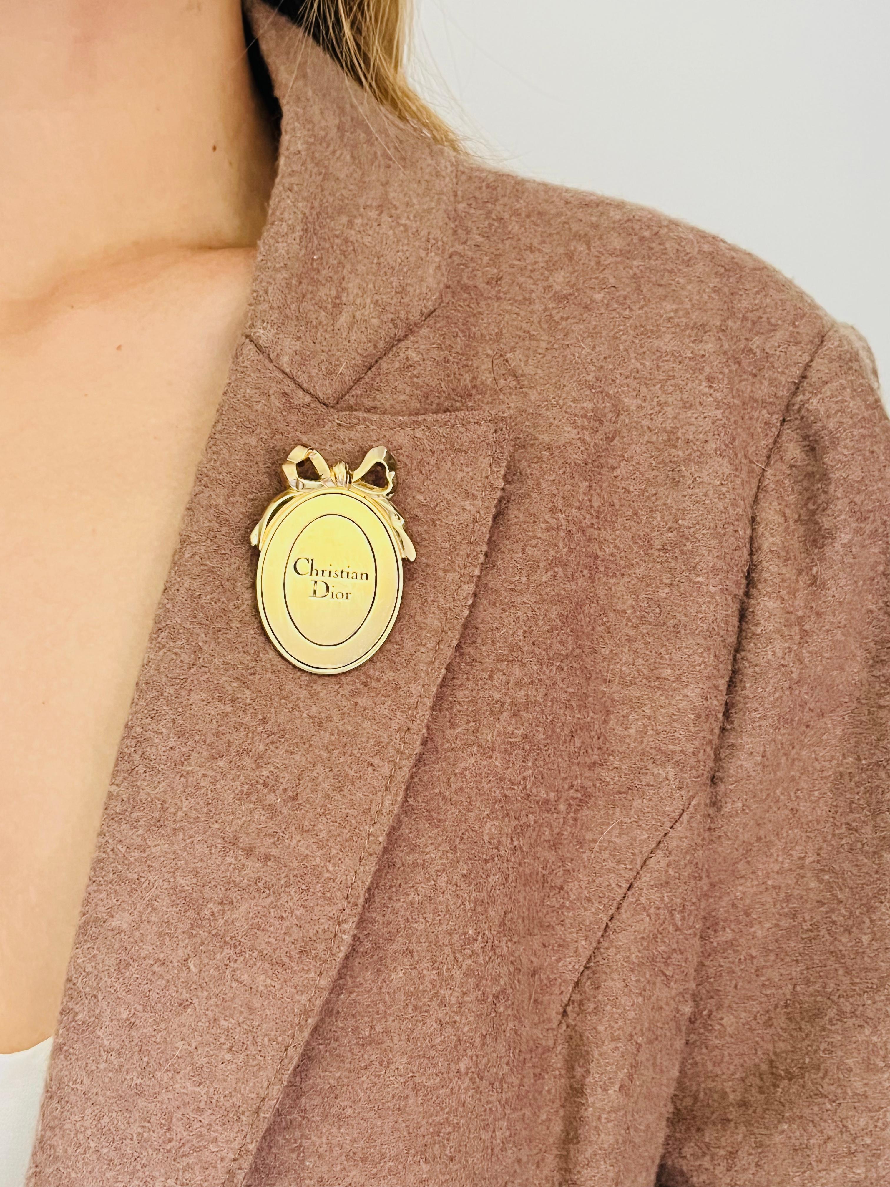CHRISTIAN DIOR Großes Schwarzes Logo Oval Anhänger Schleife Abzeichen Gold Pin Brosche im Angebot 1