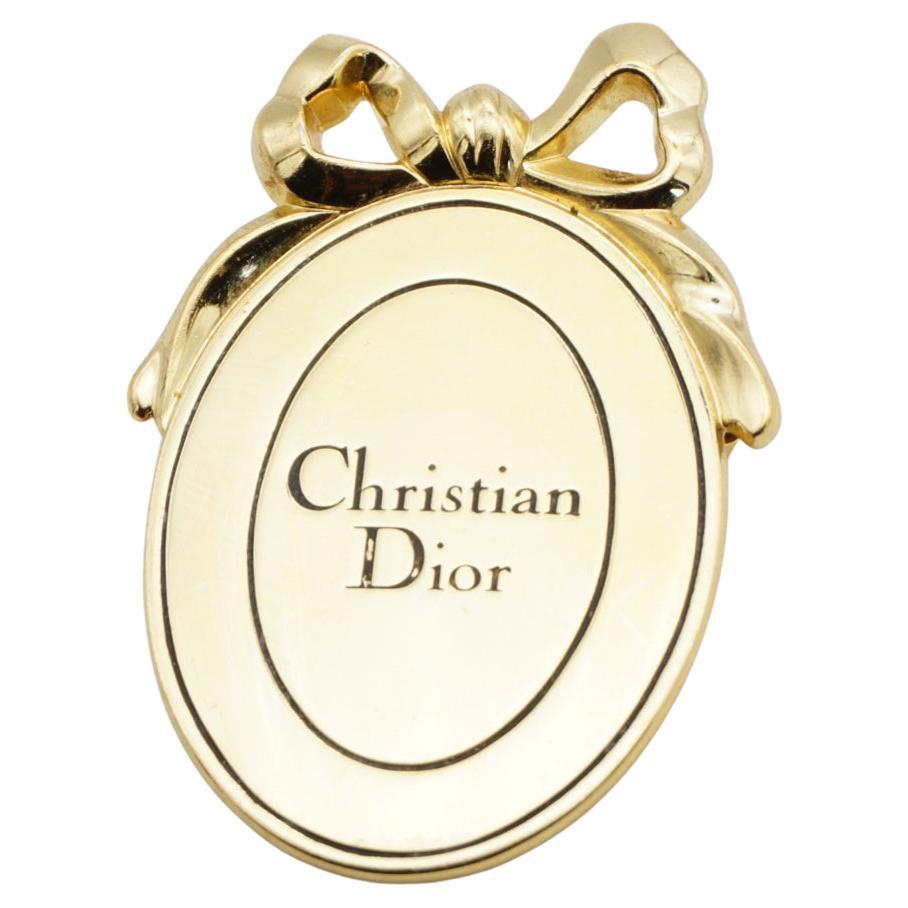 CHRISTIAN DIOR Großes Schwarzes Logo Oval Anhänger Schleife Abzeichen Gold Pin Brosche im Angebot