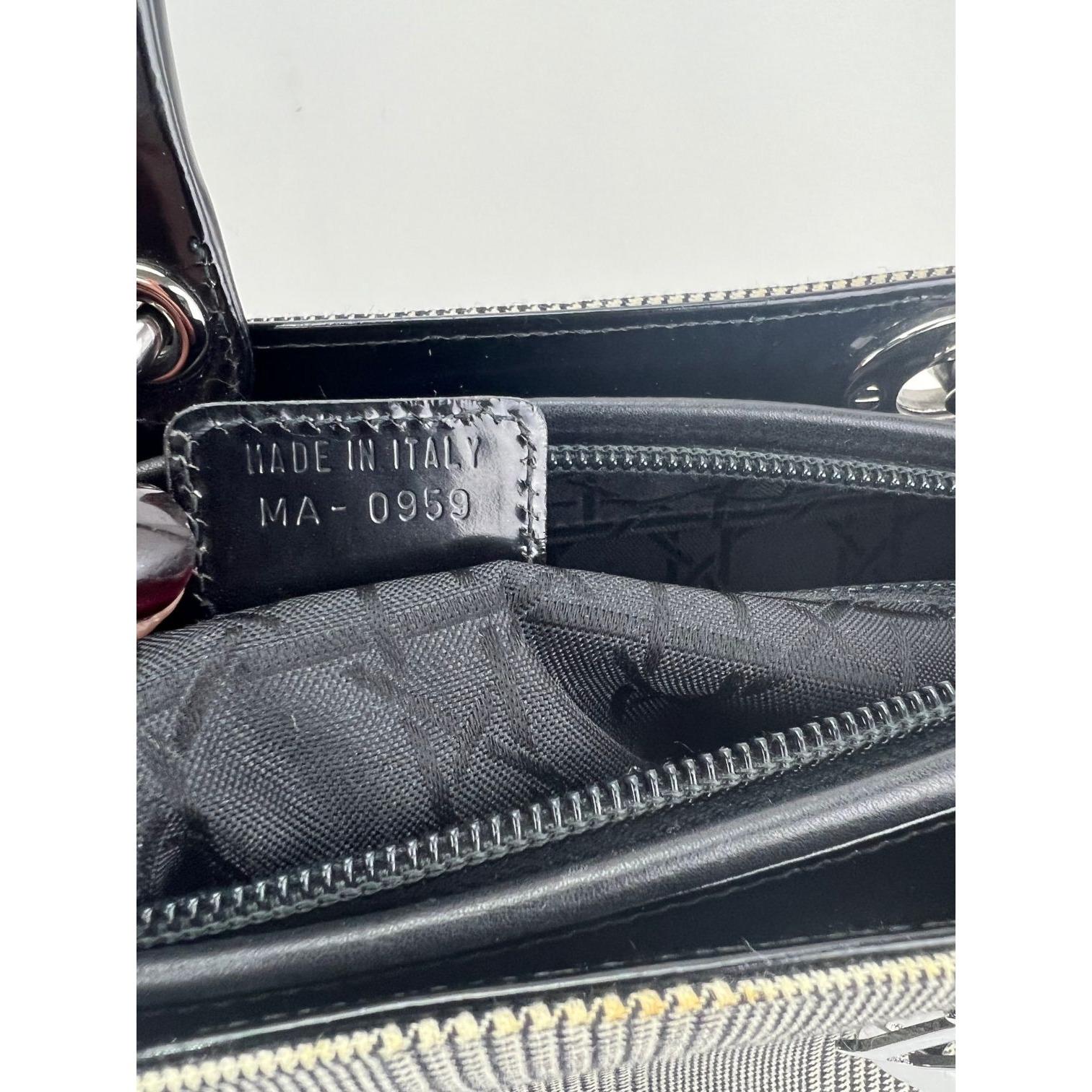 Pre-Owned 100% Authentic
CHRISTIAN DIOR Patent Canvas Large Lady Black
Shoulder Hand Bag
RATING: B...Very Good, well maintained,
shows minor signs of wear
MATERIAL: patent leather, canvas
STRAP: Removable Dior Black
Patent Leather Strap 35''