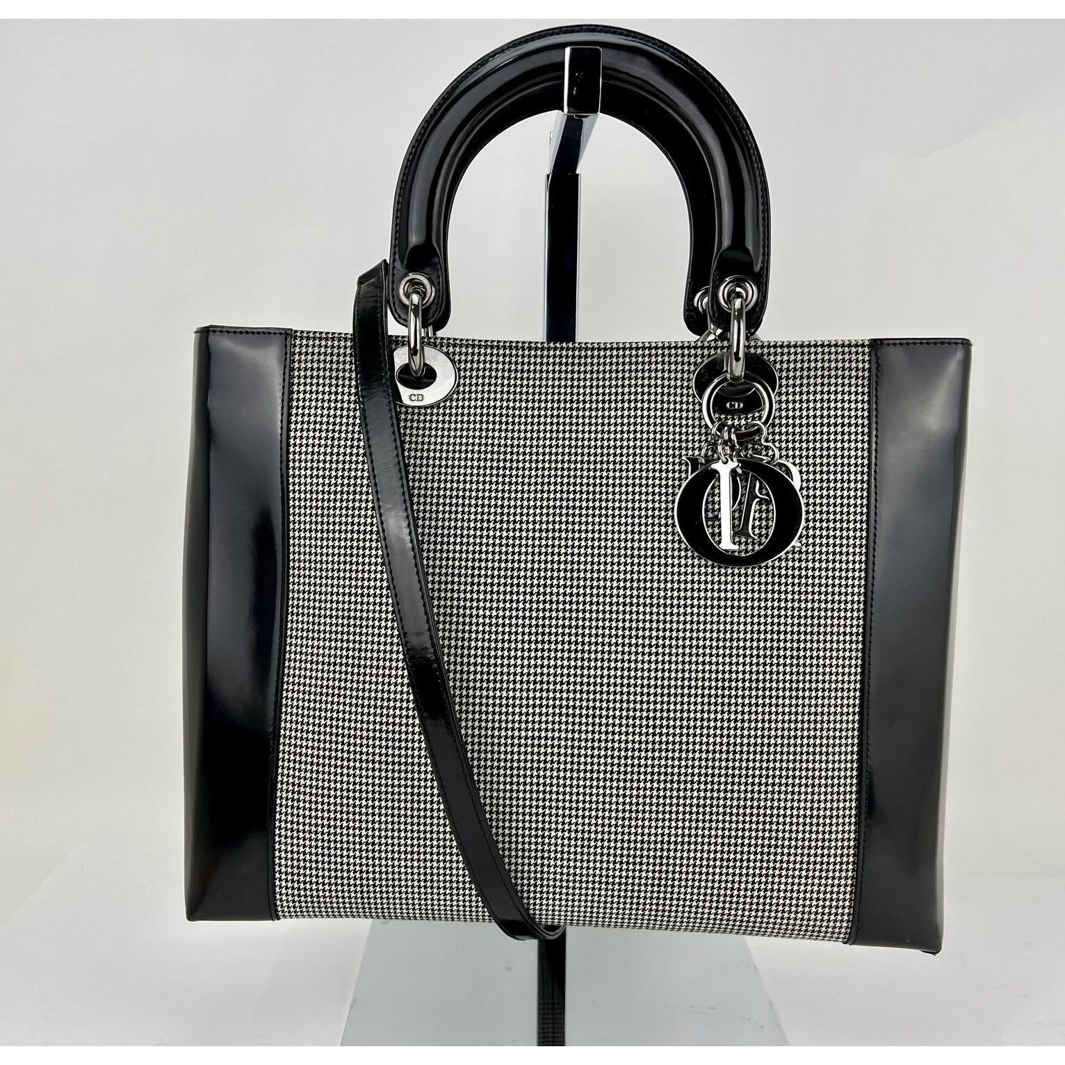 Christian Dior - Grand sac à main en toile vernie noire pour femme en vente 2