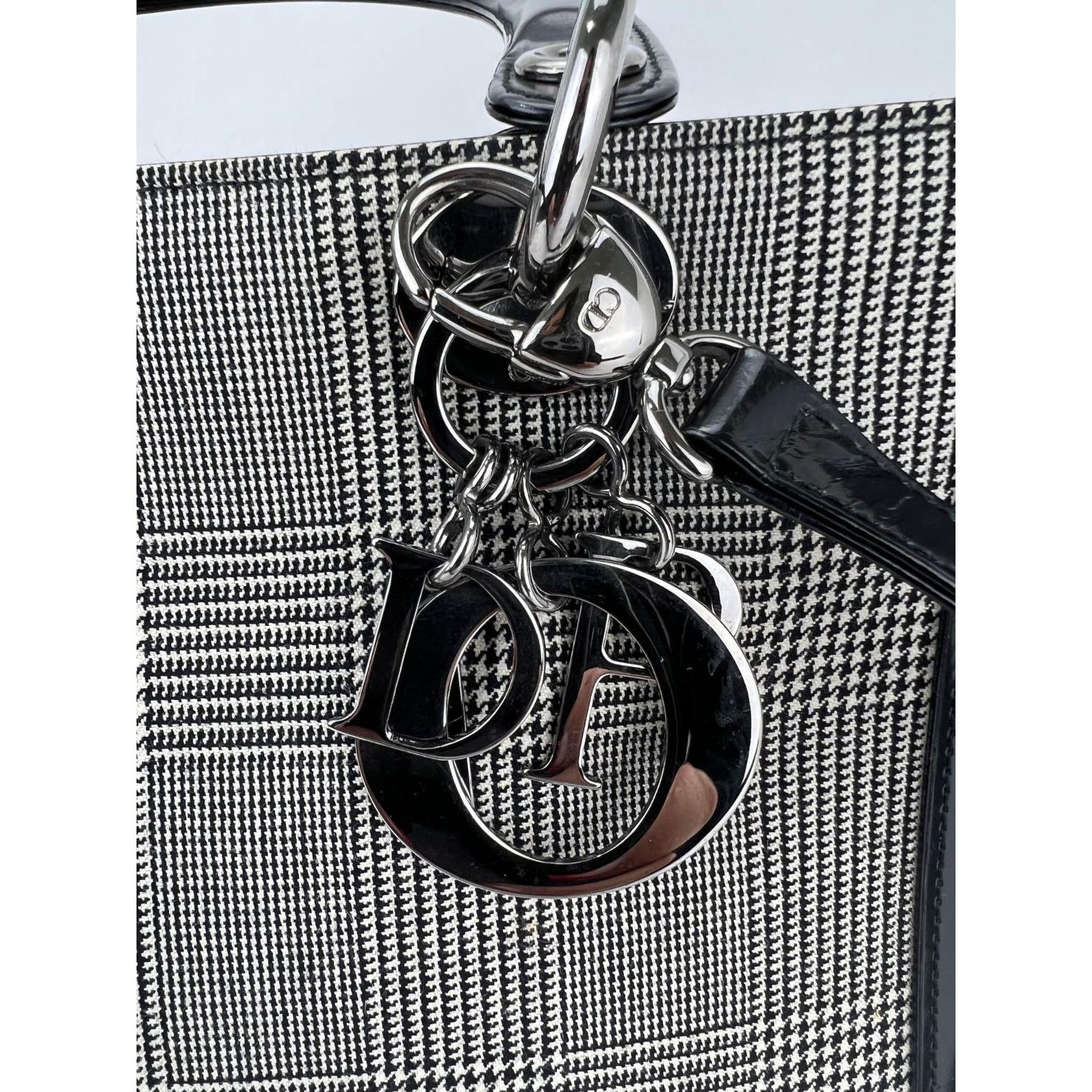 Christian Dior - Grand sac à main en toile vernie noire pour femme en vente 3