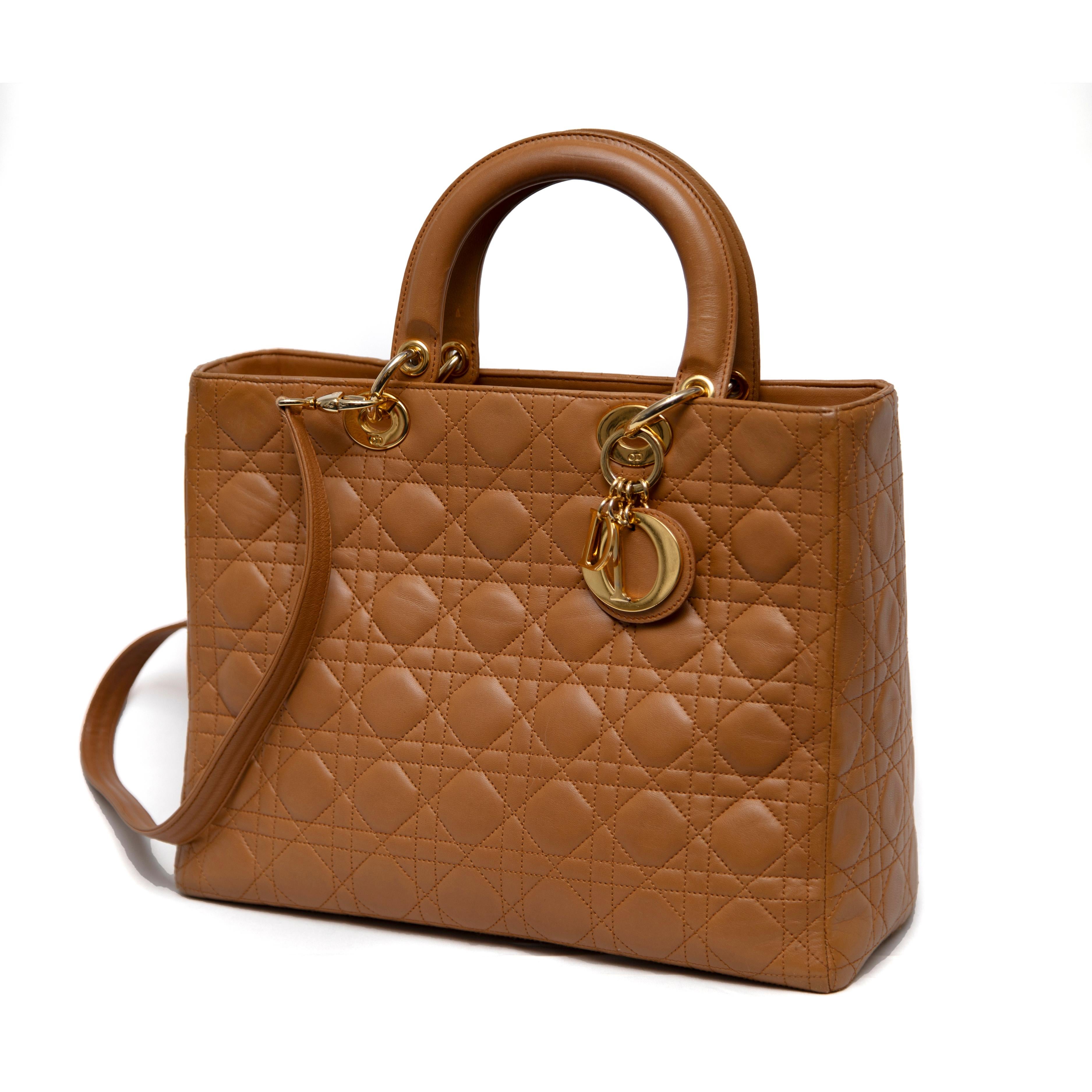 Diese Christian Dior Lady Dior Large Tasche mit oberem Henkel aus dem Jahr 2000 ist ein beständiges Symbol für Eleganz. Sie ist aus geschmeidigem Kamel-Lammleder gefertigt. Die Tasche mit dem kultigen Steppmuster von Dior ist mit goldfarbenen