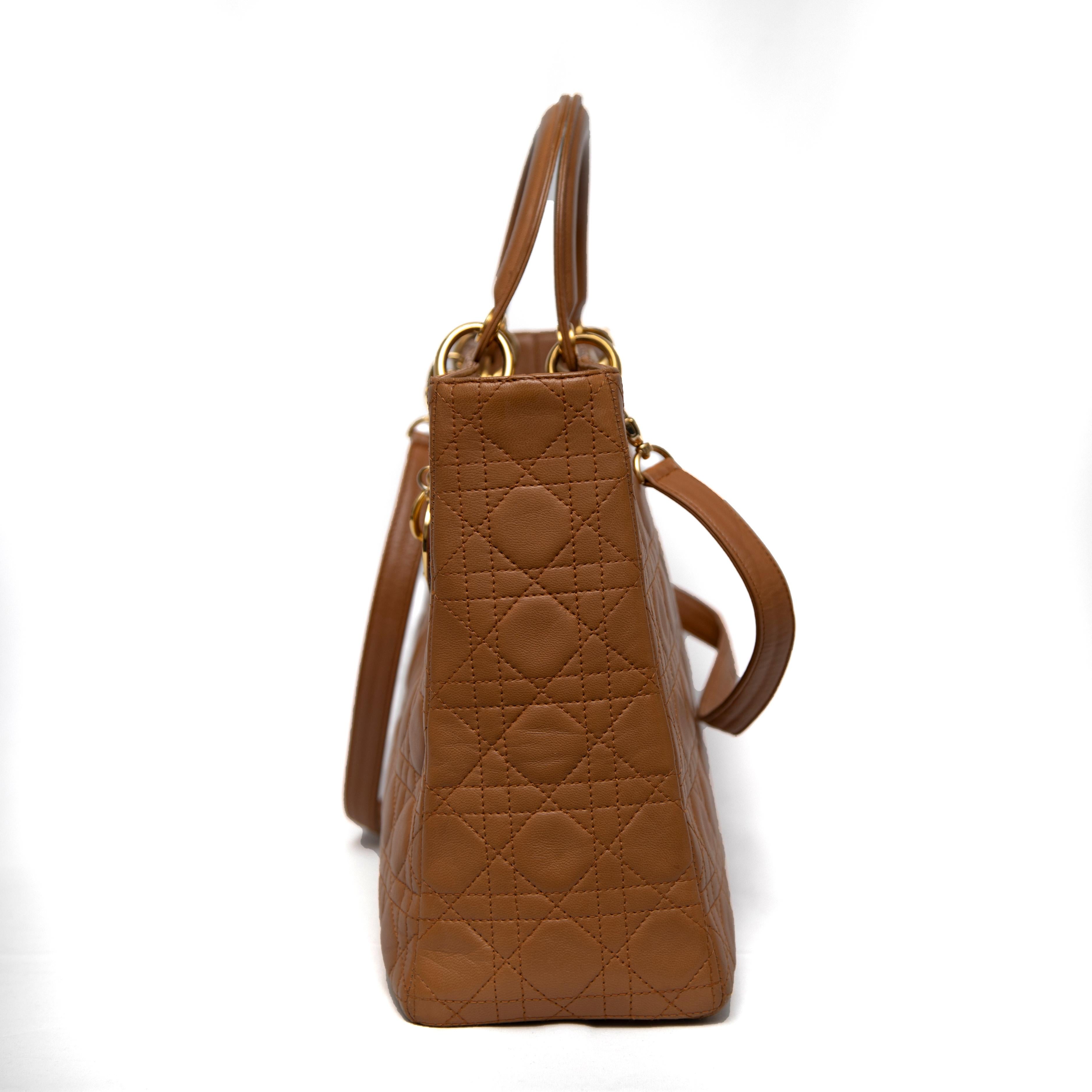Christian Dior Große Lady Dior Top Handle Bag Camel mit goldener Hardware (Braun) im Angebot