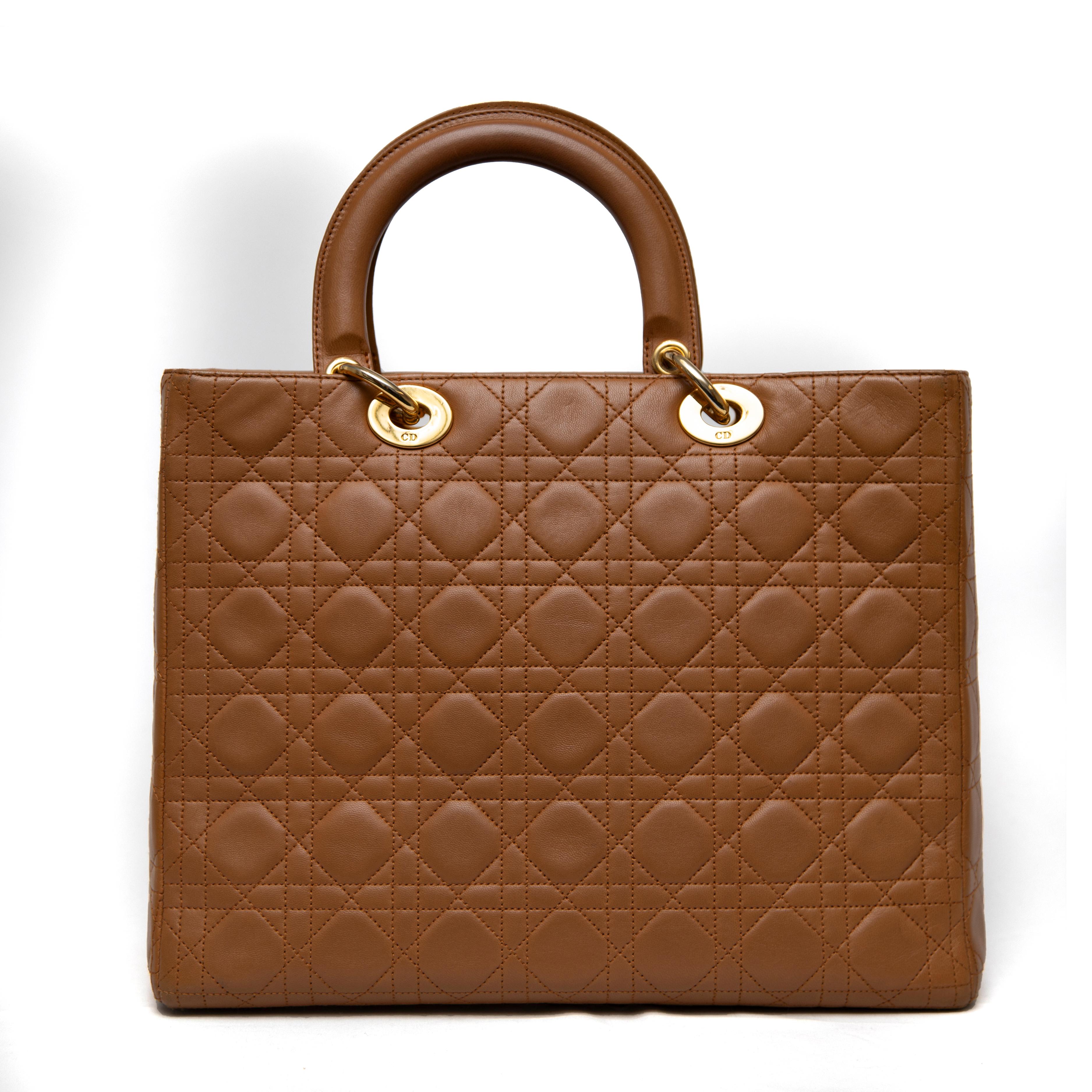 Christian Dior Große Lady Dior Top Handle Bag Camel mit goldener Hardware im Zustand „Hervorragend“ im Angebot in West Hartford, CT