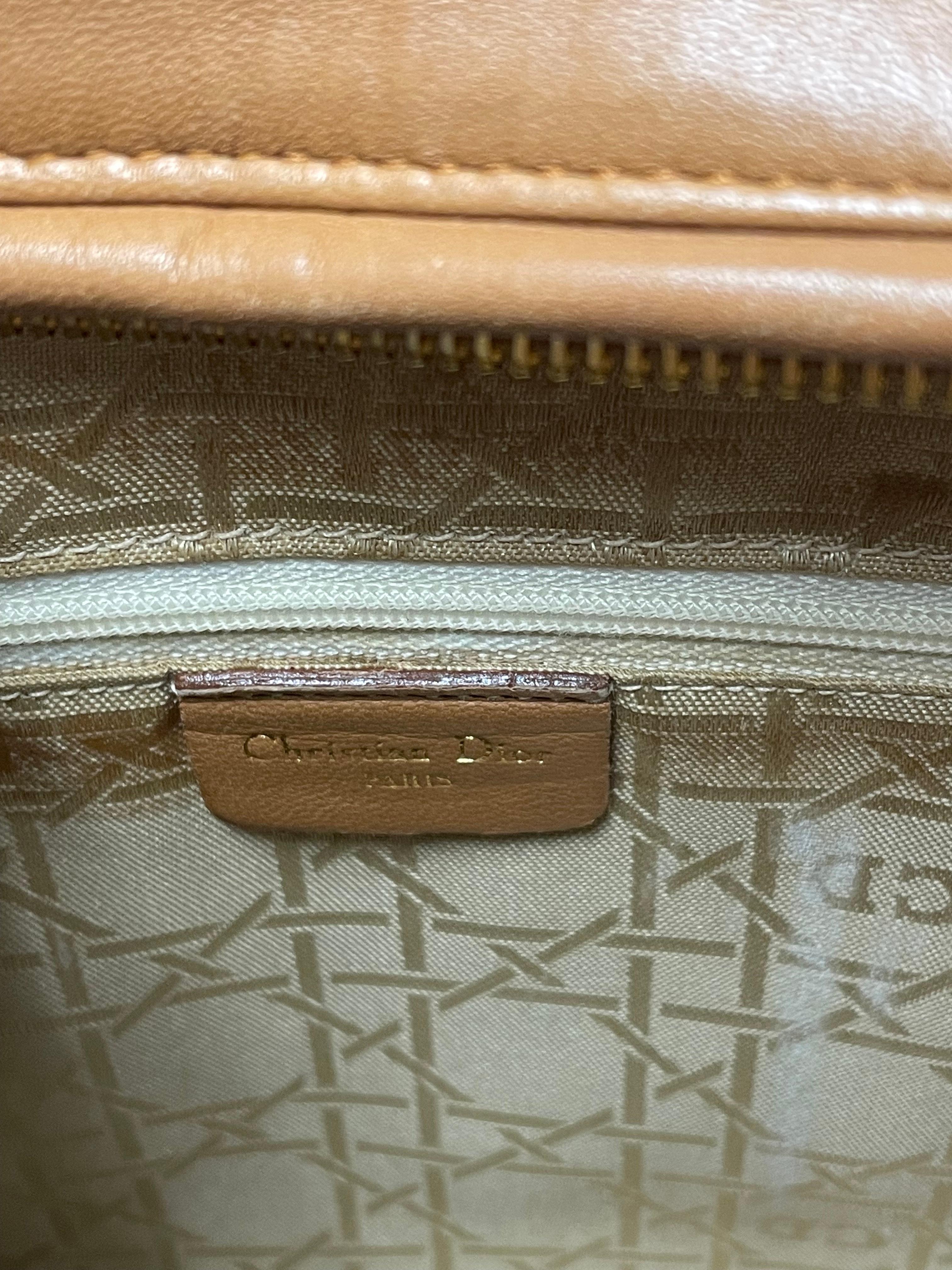 Christian Dior Große Lady Dior Top Handle Bag Camel mit goldener Hardware im Angebot 1