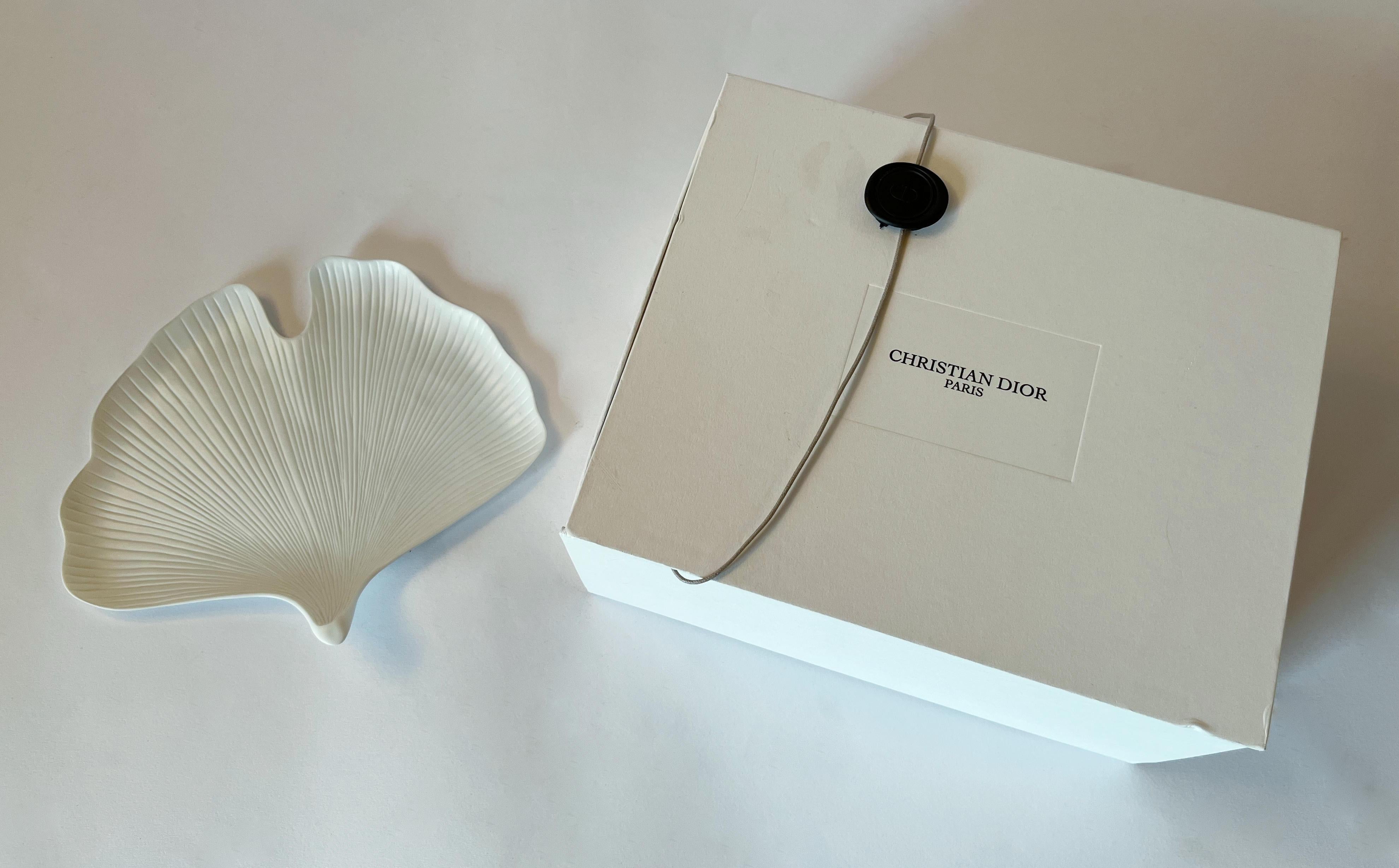 Piatto in porcellana a forma di foglia di ginko realizzato a mano a Limoges in Francia.
Marchio originale sulla base
Larghezza: 9,5 pollici, profondità: 8,5, altezza: 1,5 pollici
1 disponibile in magazzino in Italia
Riferimento ordine: FABIOLTD CD001