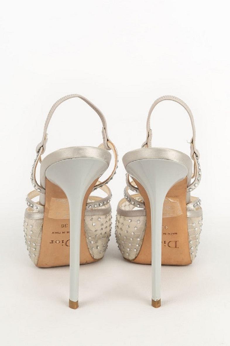 Beige Chaussures à talons Christian Dior en cuir et soie grise, taille 36 en vente