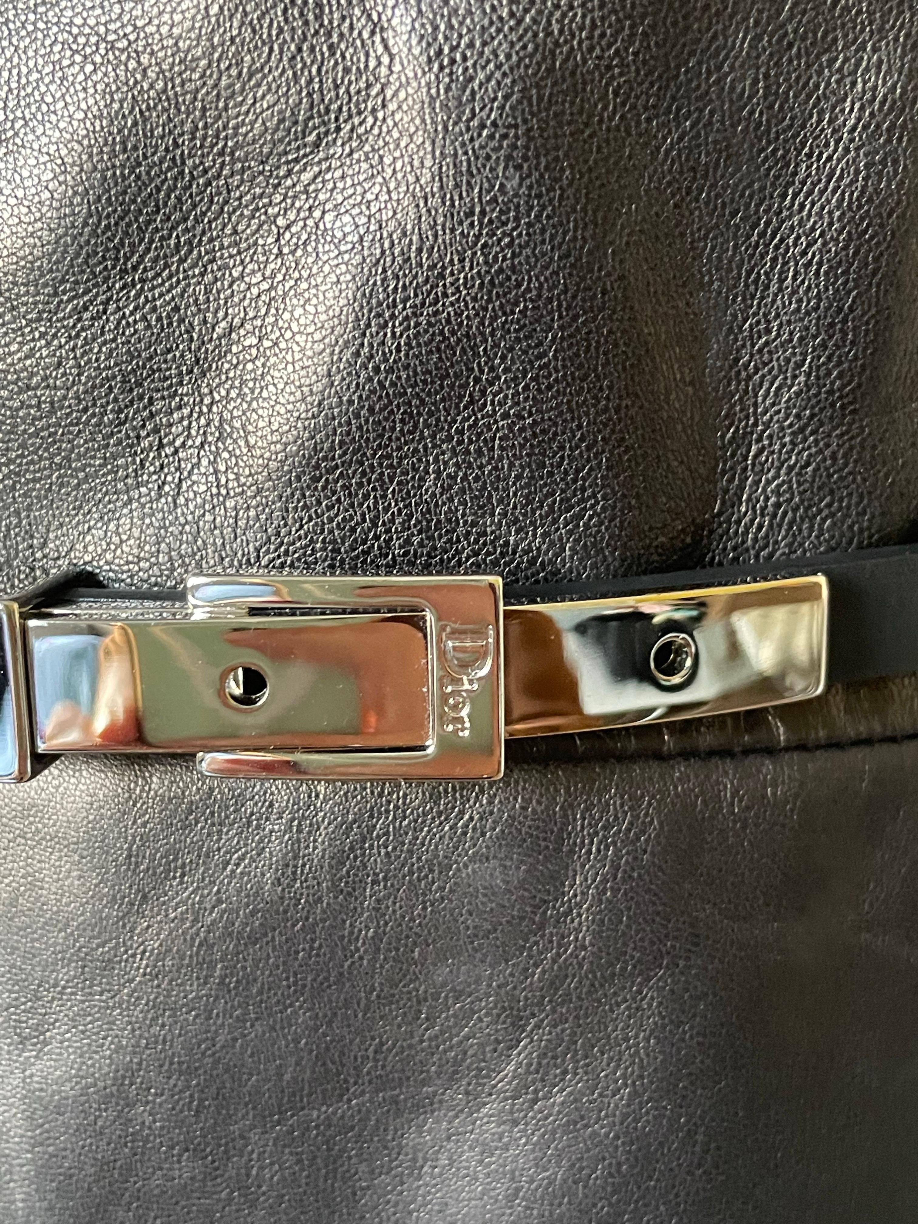 CHRISTIAN DIOR Robe en cuir et soie. Ceinture intégrée. en vente 5