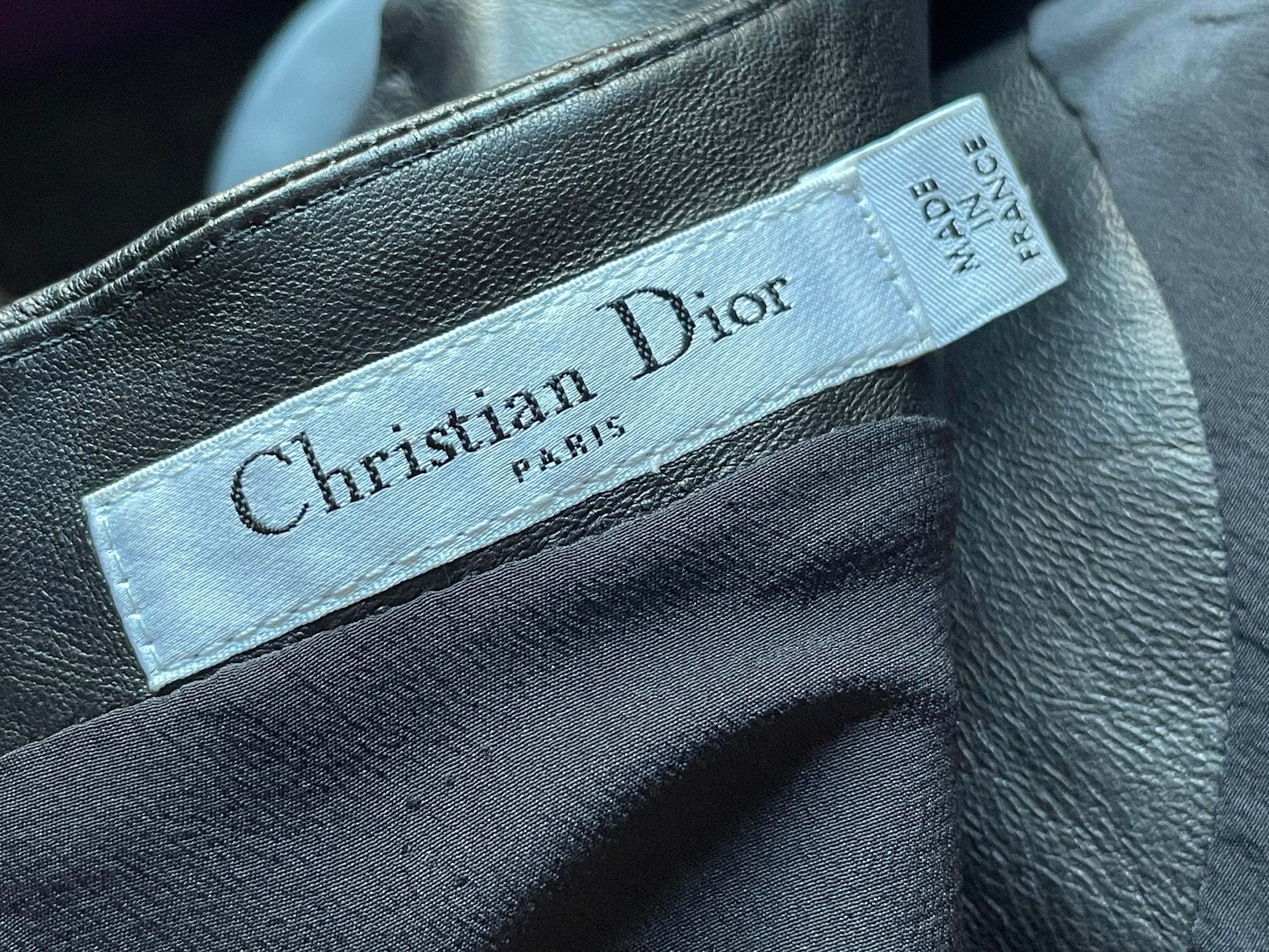 CHRISTIAN DIOR Robe en cuir et soie. Ceinture intégrée. en vente 7