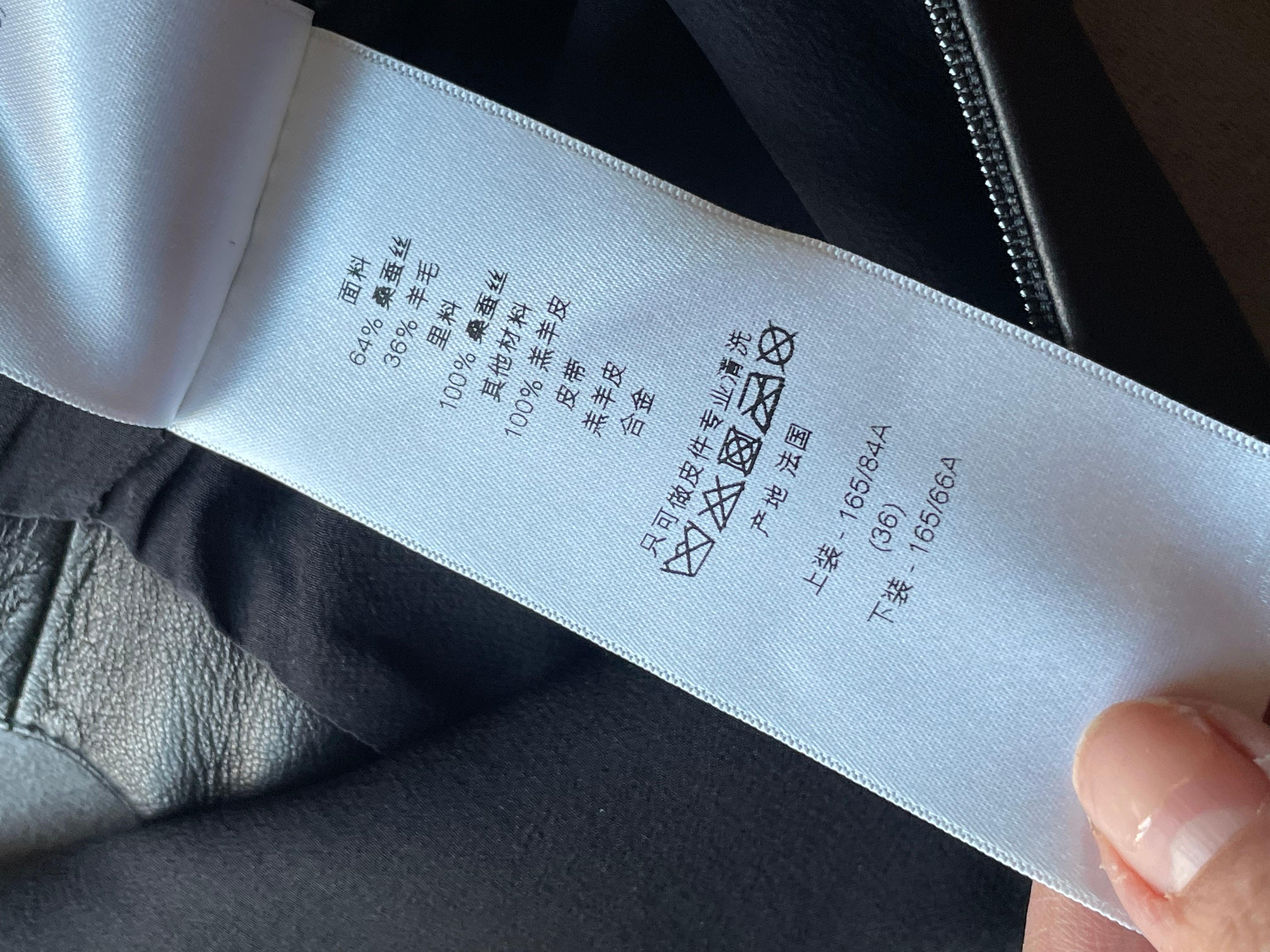 CHRISTIAN DIOR Robe en cuir et soie. Ceinture intégrée. en vente 8