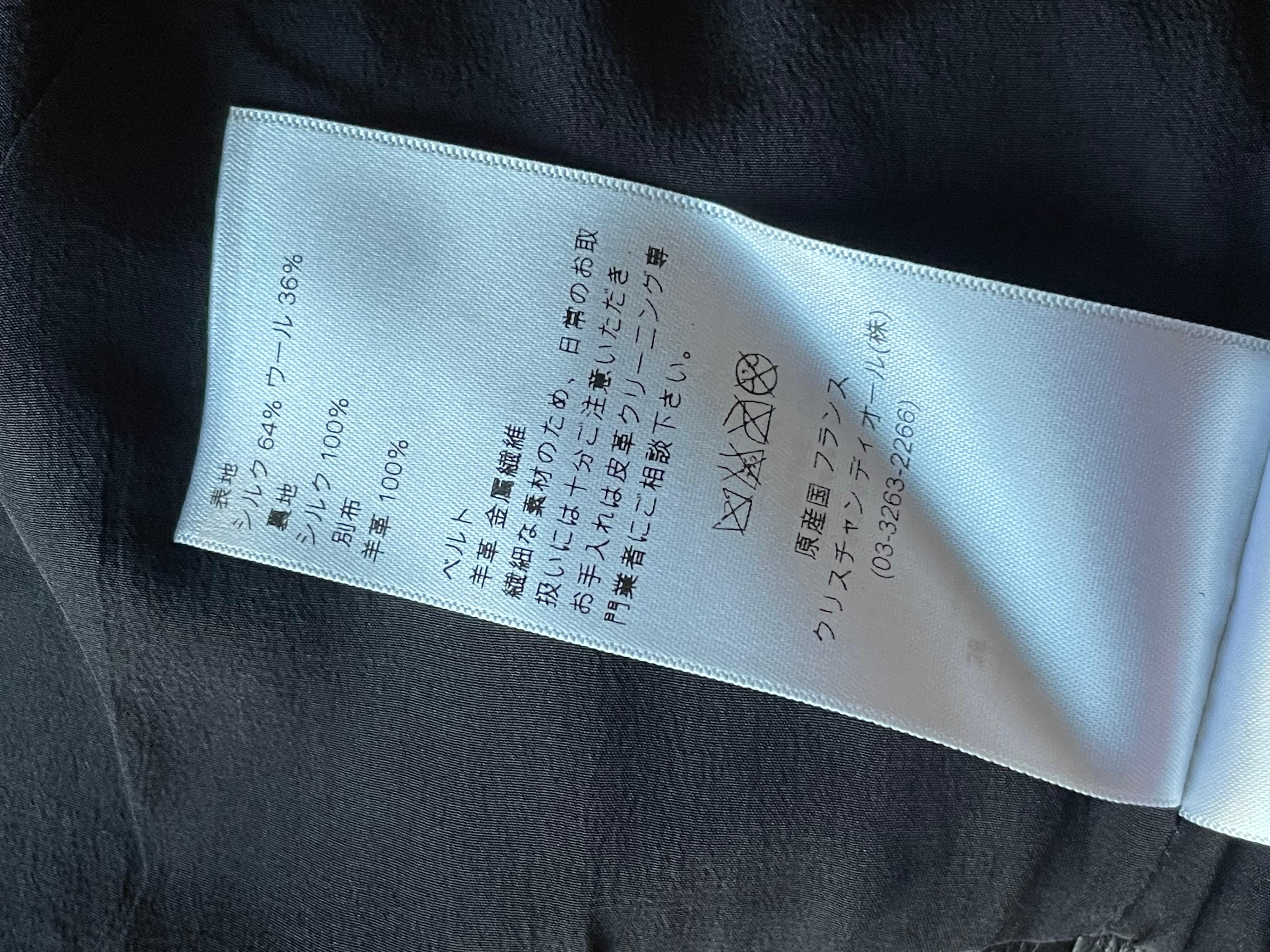 CHRISTIAN DIOR Robe en cuir et soie. Ceinture intégrée. en vente 9