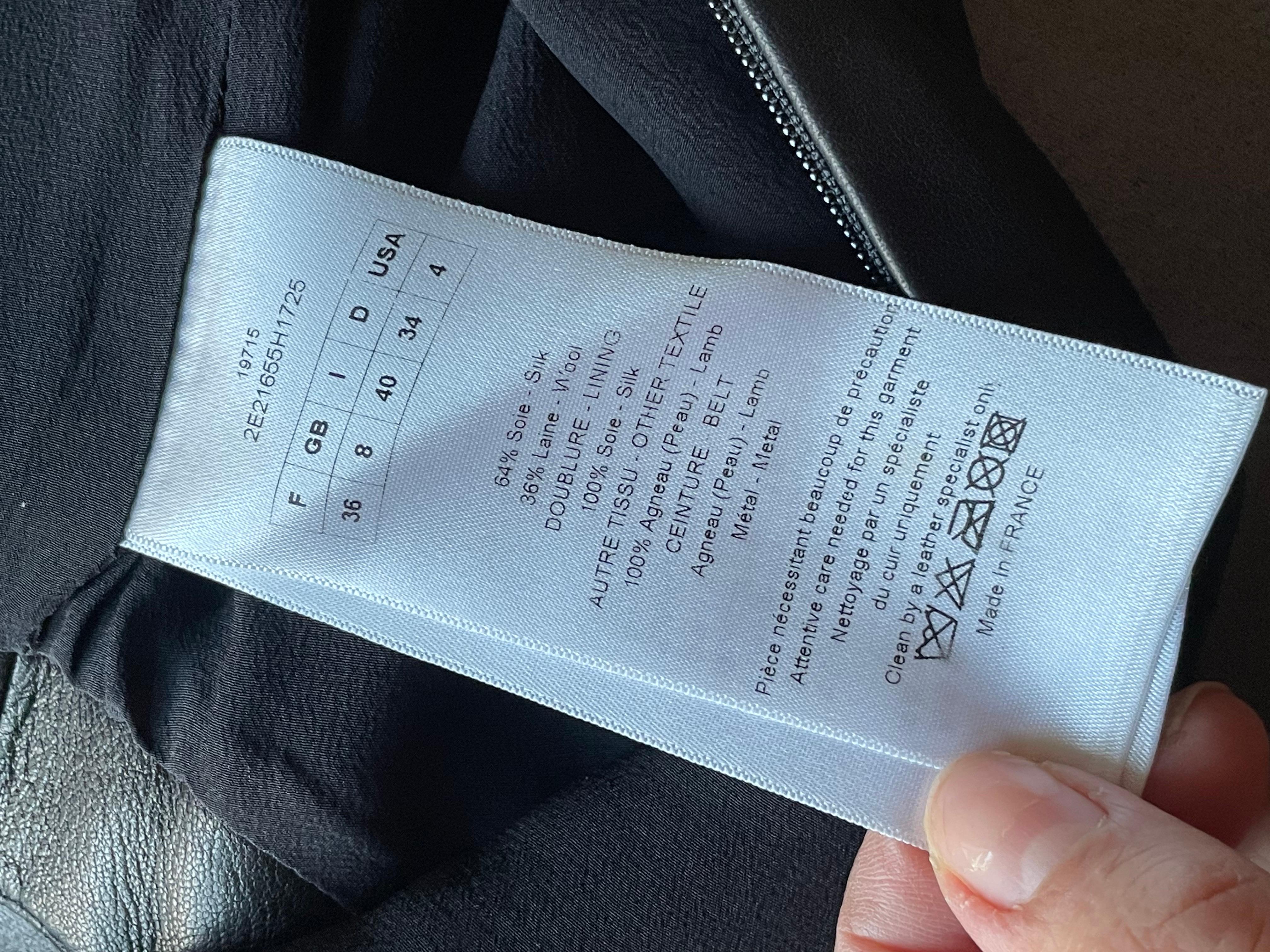 CHRISTIAN DIOR Robe en cuir et soie. Ceinture intégrée. en vente 10