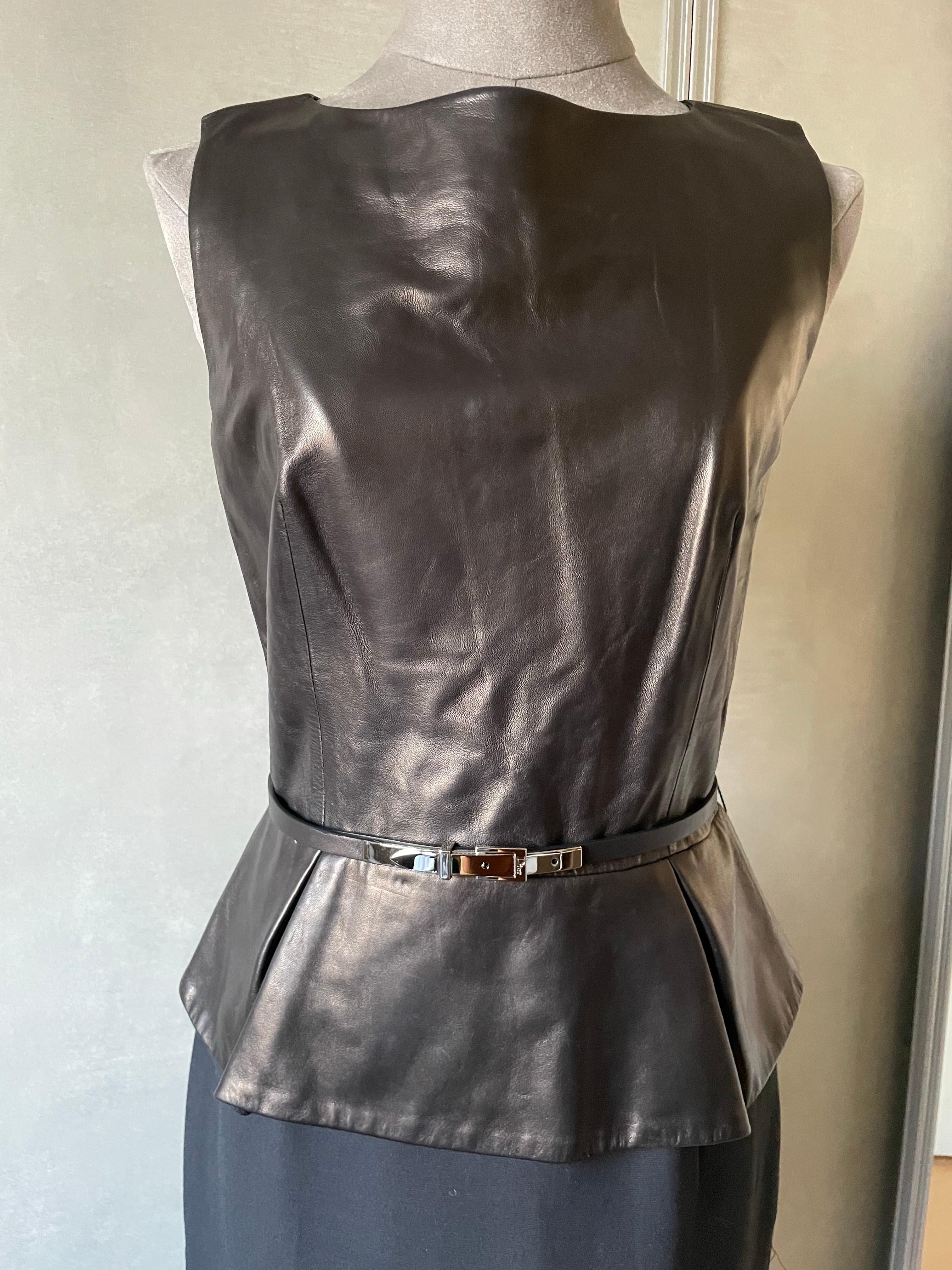 Noir CHRISTIAN DIOR Robe en cuir et soie. Ceinture intégrée. en vente