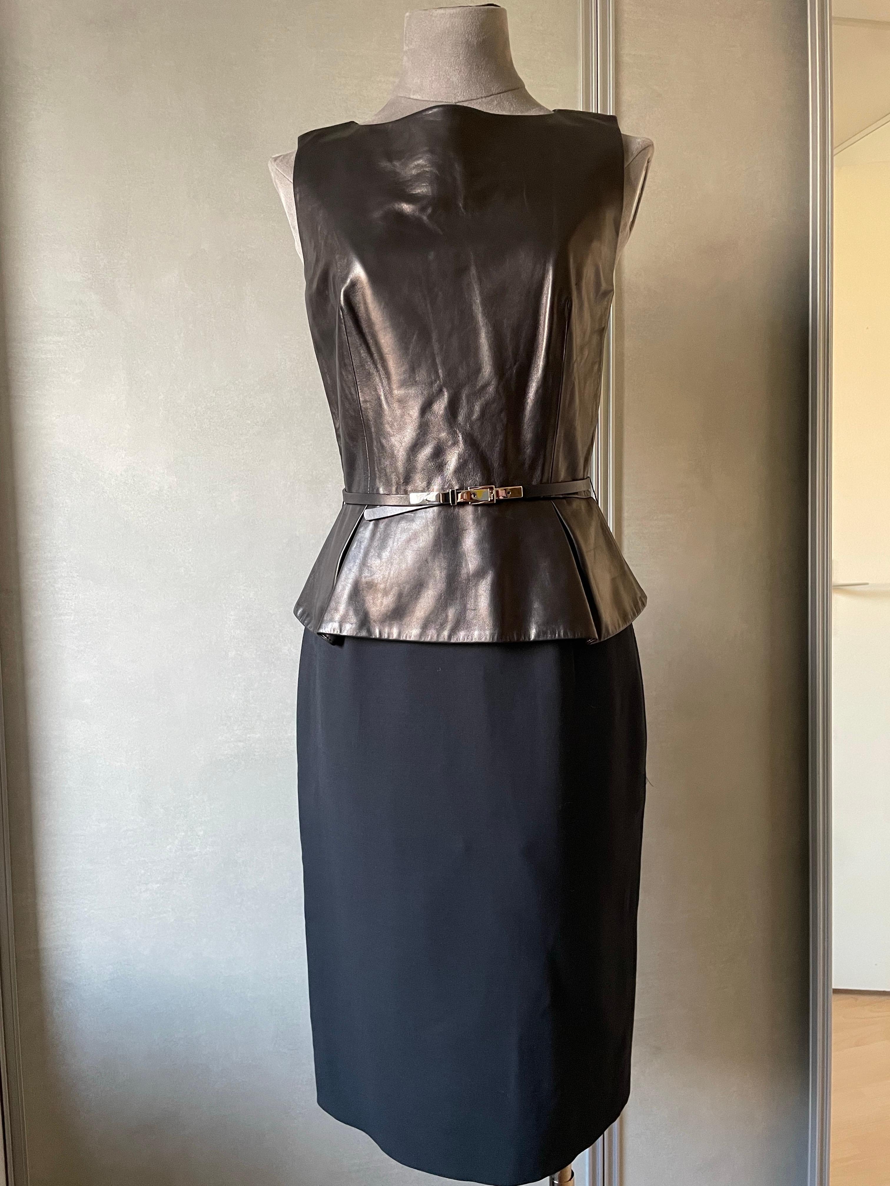 CHRISTIAN DIOR Robe en cuir et soie. Ceinture intégrée. Excellent état - En vente à CACHAN, FR