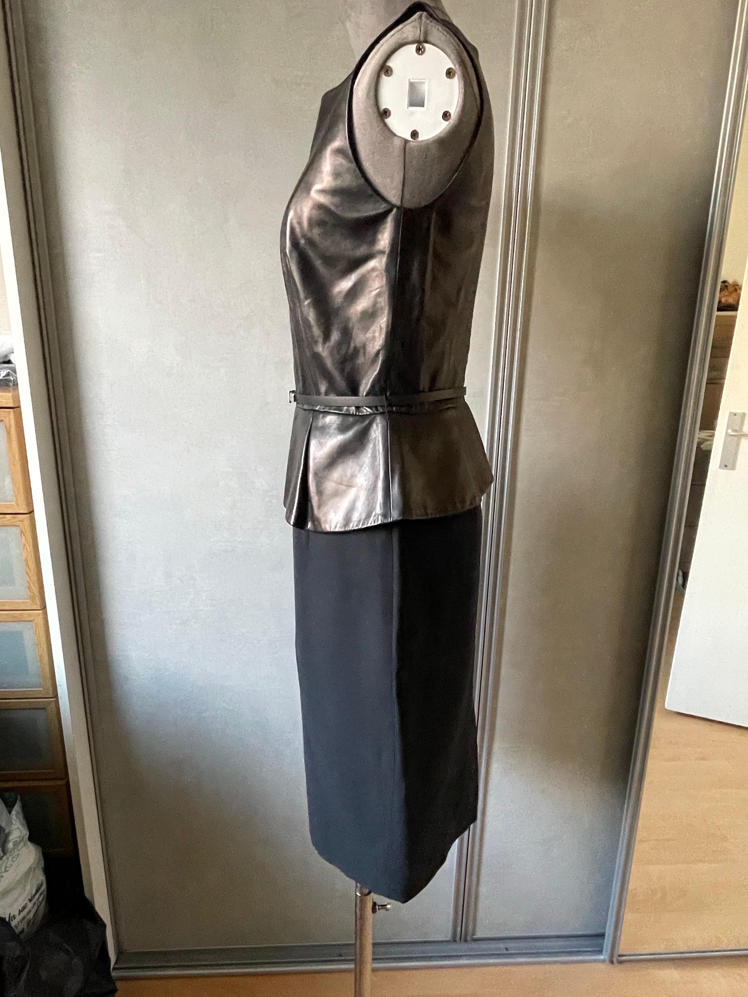 CHRISTIAN DIOR Robe en cuir et soie. Ceinture intégrée. en vente 1