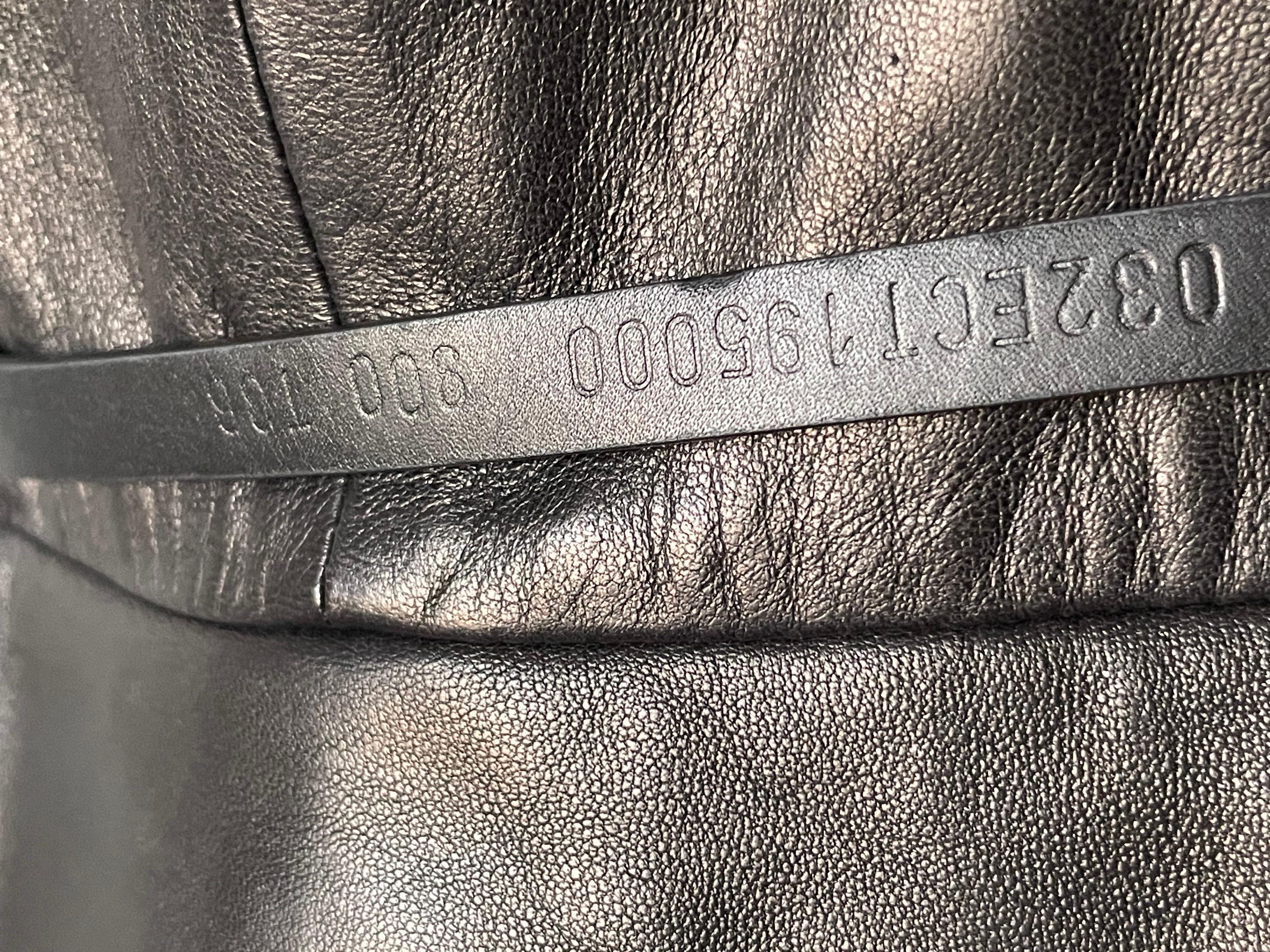 CHRISTIAN DIOR Robe en cuir et soie. Ceinture intégrée. en vente 2