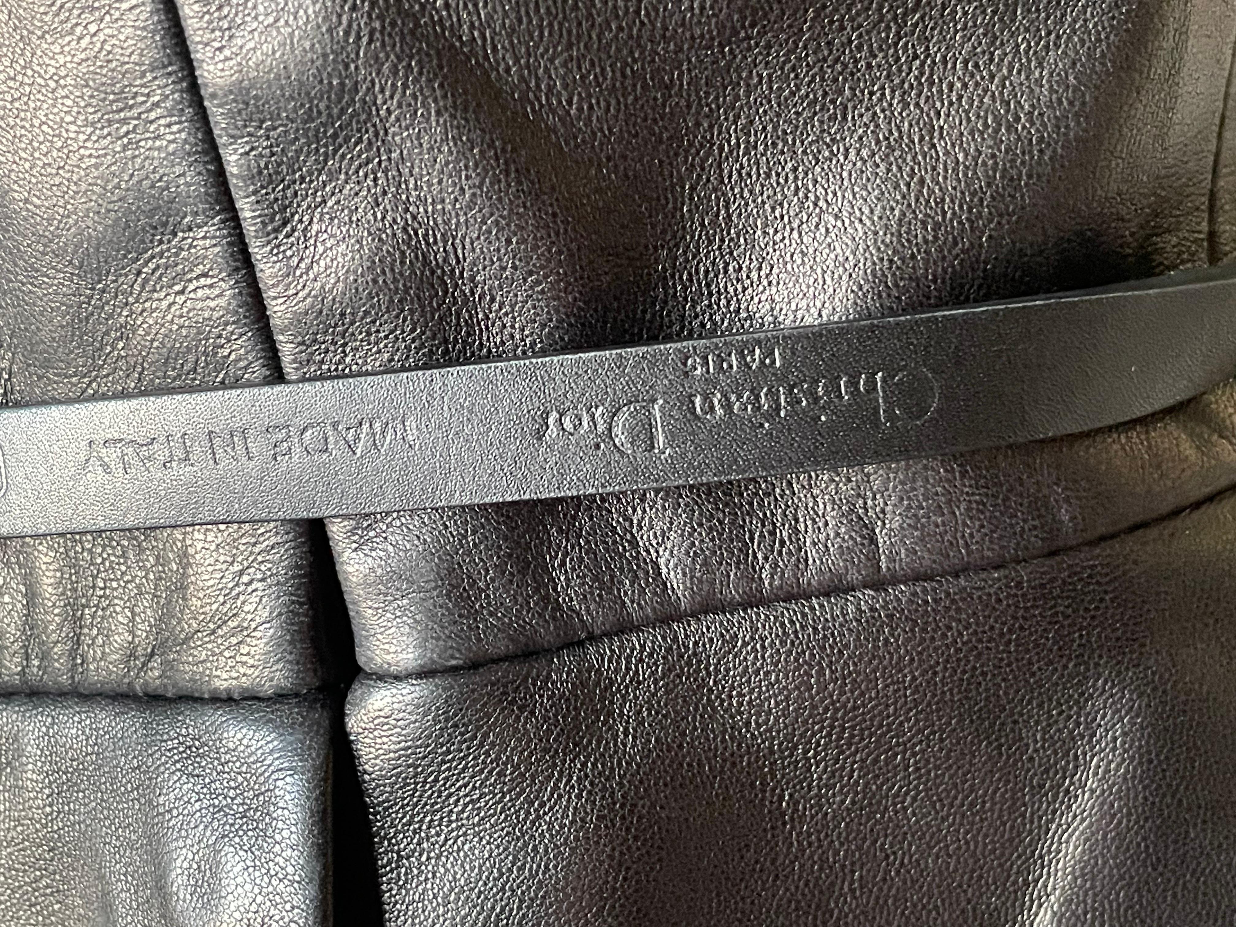 CHRISTIAN DIOR Robe en cuir et soie. Ceinture intégrée. en vente 3